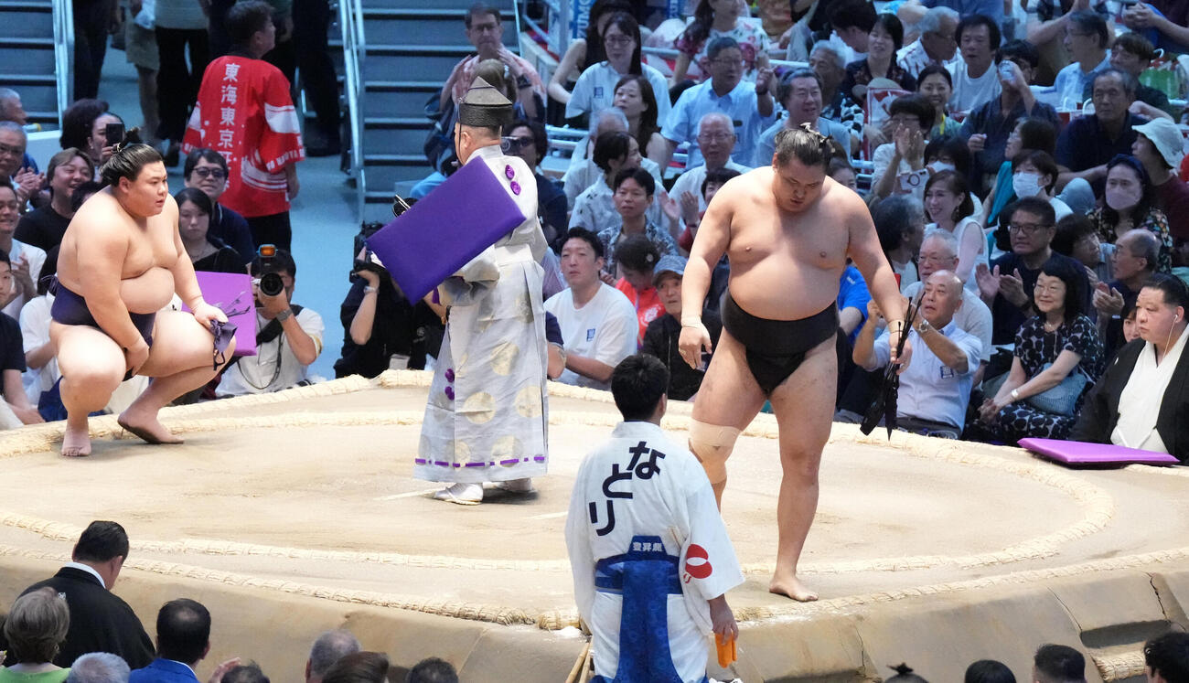 豊昇龍（右）は義ノ富士に寄り切りで敗れ土俵を降りる（撮影・森本幸一）