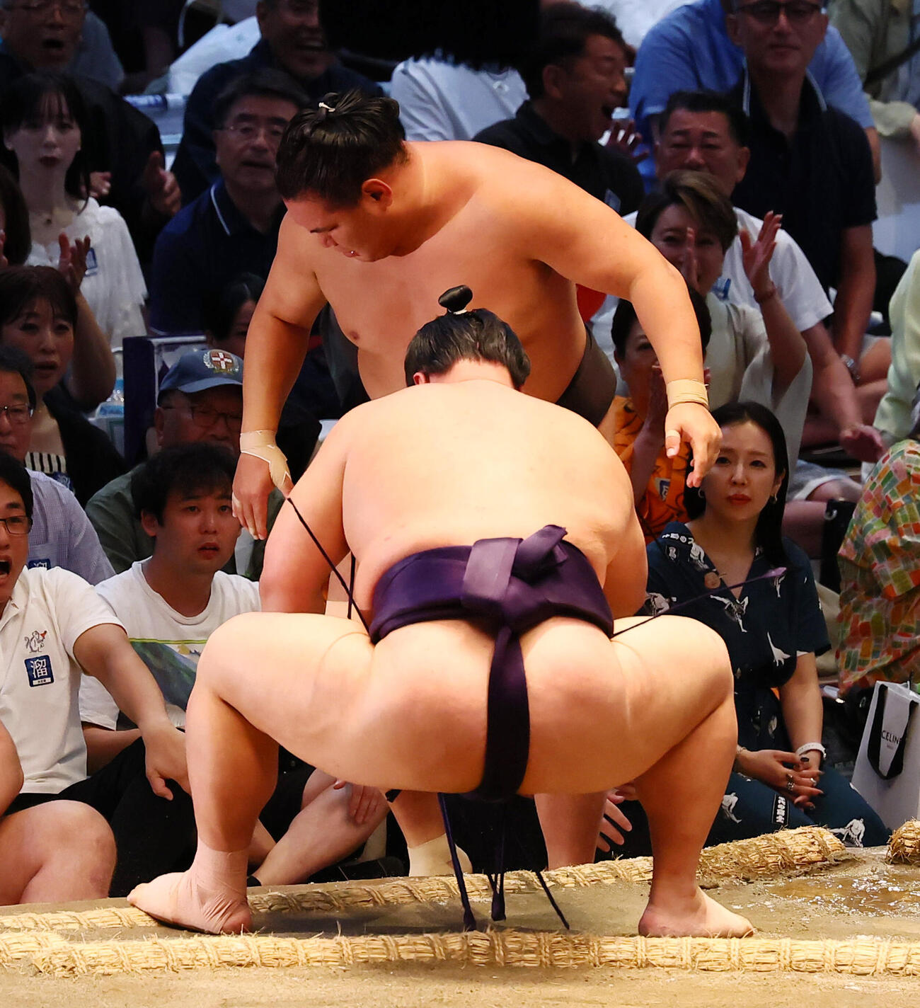 義ノ富士は寄り切りで横綱豊昇龍を破る（撮影・加藤哉）