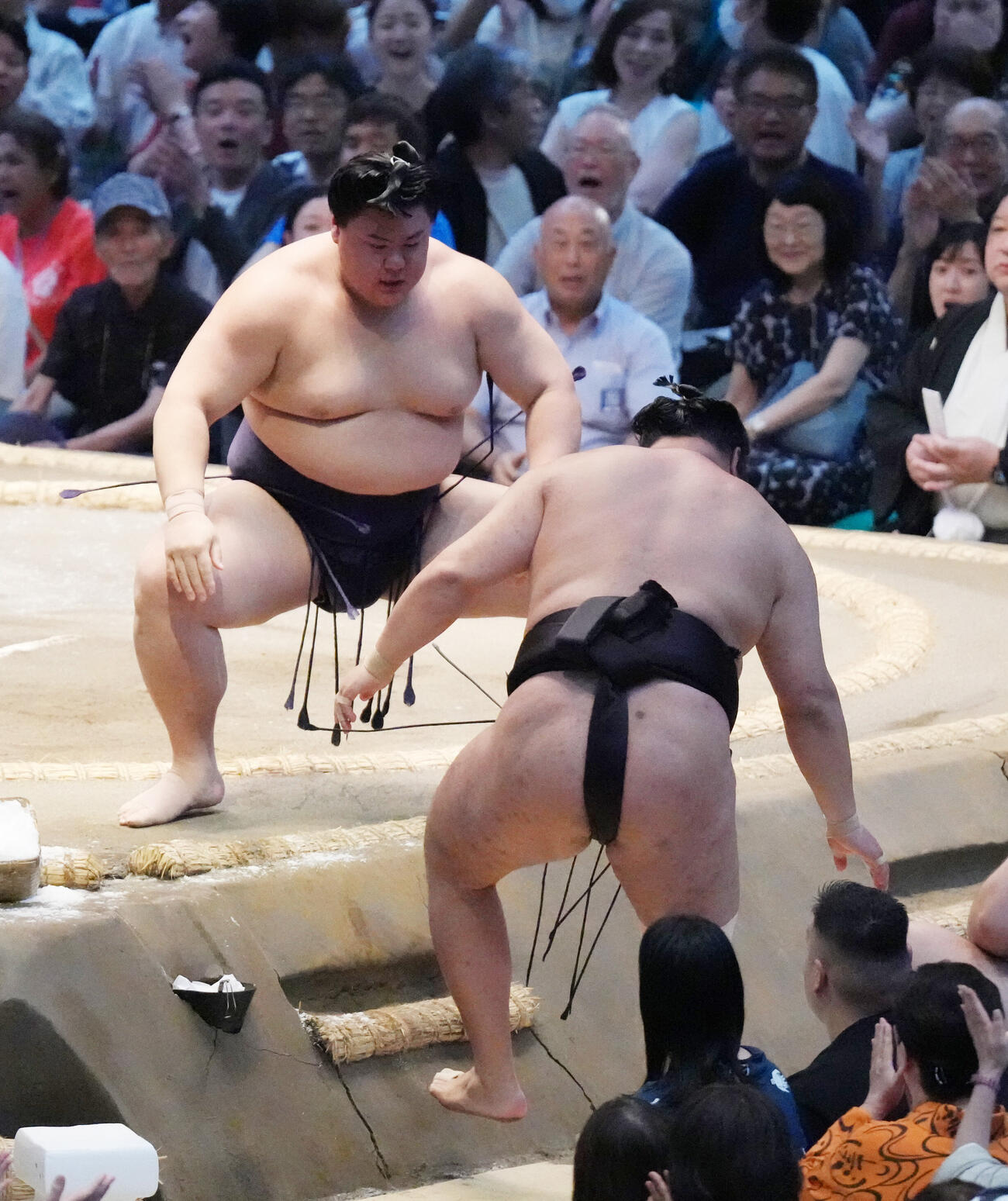 義ノ富士（左）は豊昇龍を寄り切りで敗る（撮影・森本幸一）
