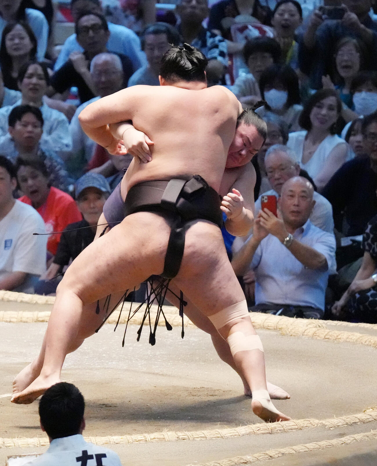 義ノ富士（右）は豊昇龍を寄り切りで敗る（撮影・森本幸一）