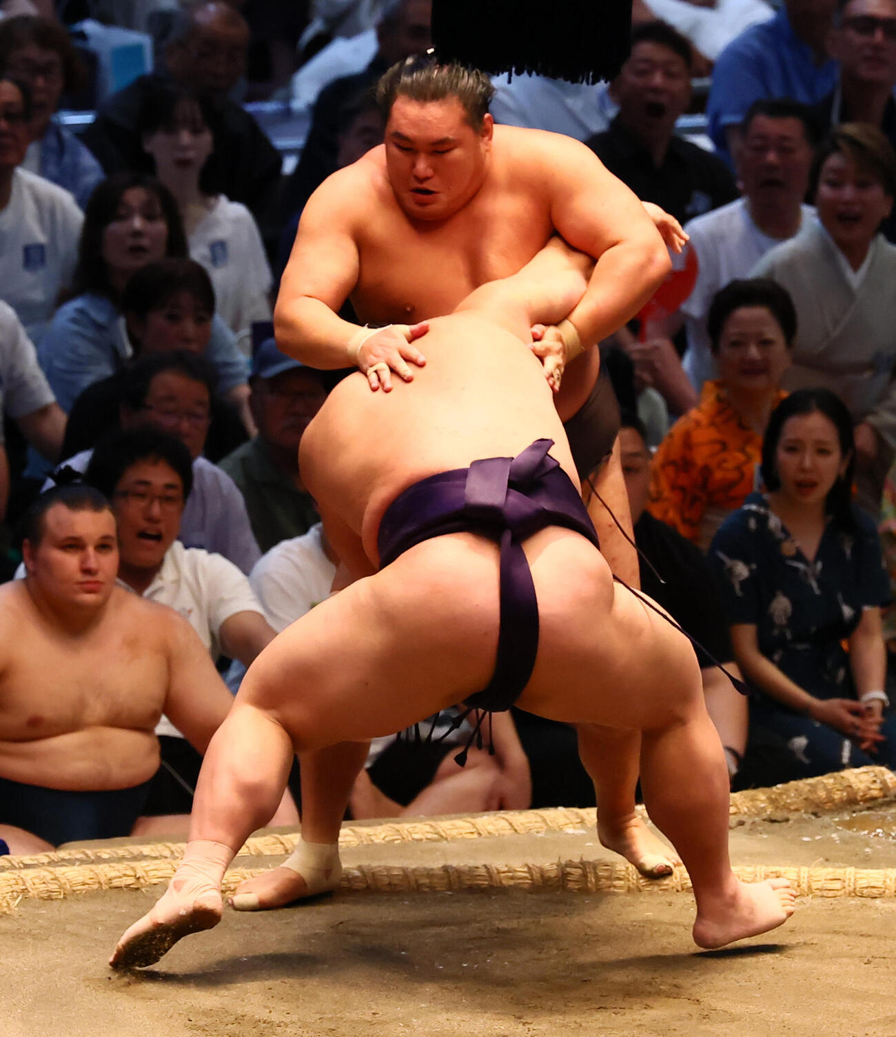 義ノ富士は寄り切りで横綱豊昇龍を破る（撮影・加藤哉）