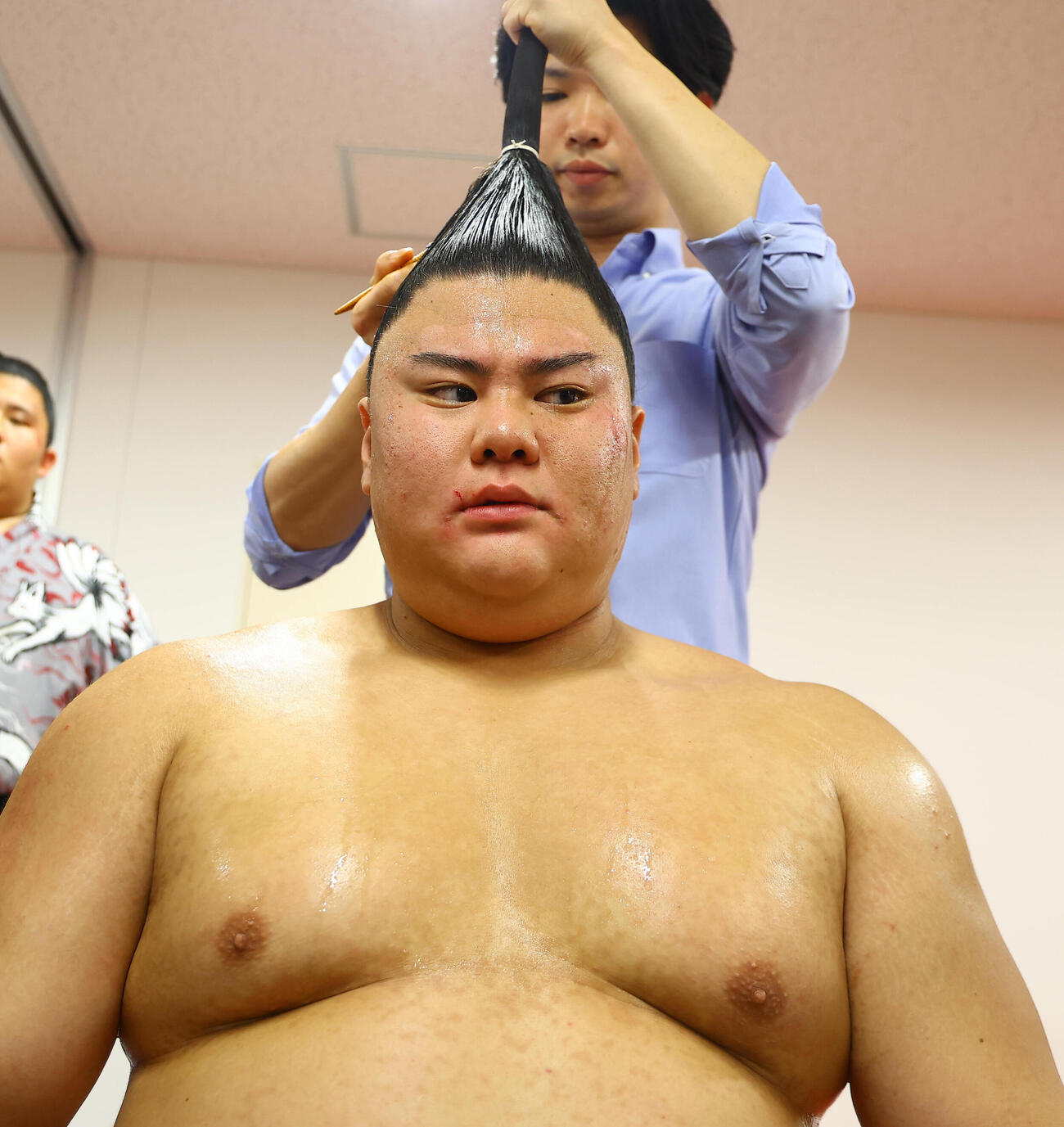 支度部屋で取材に応じる義ノ富士（代表撮影）