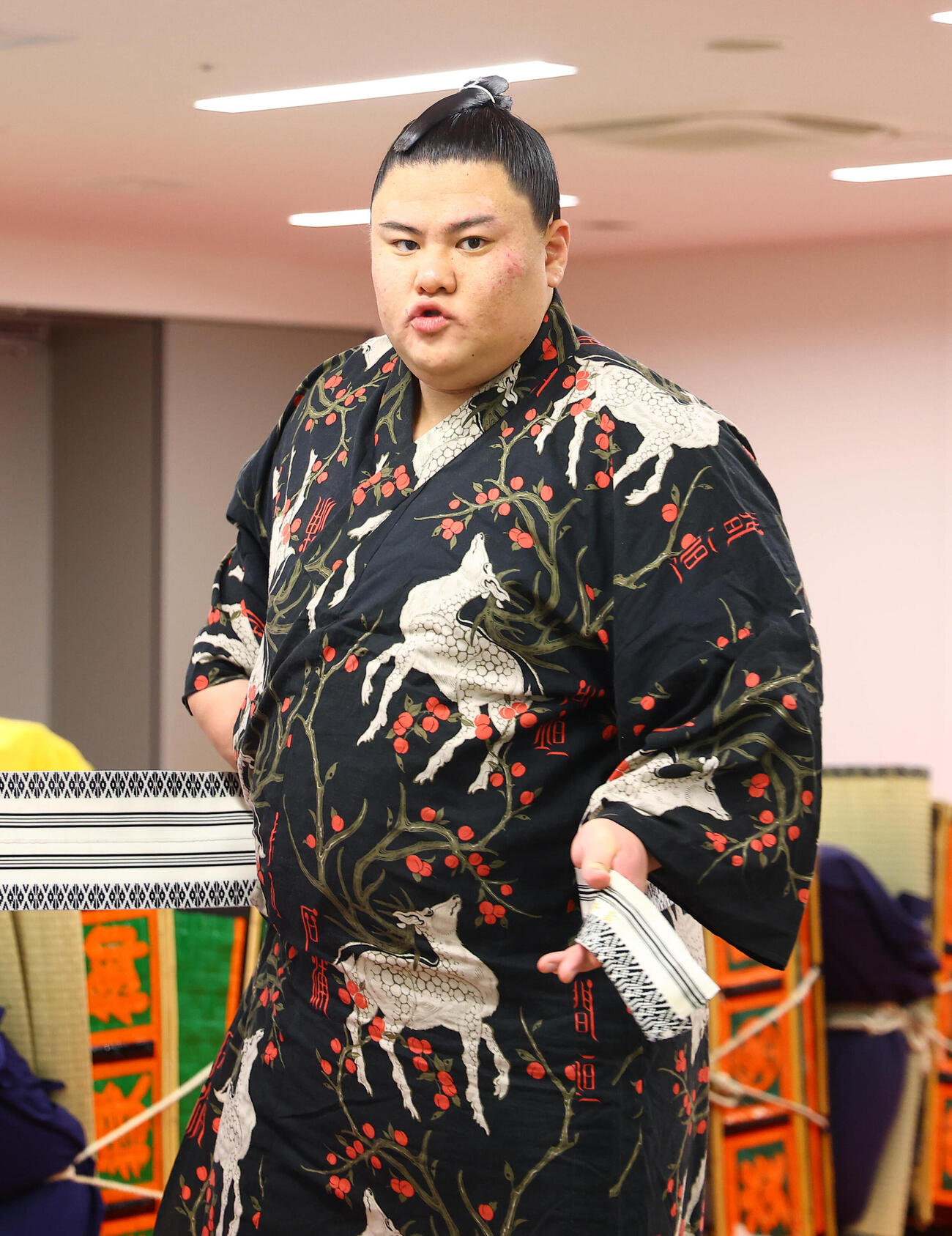取り組みを終え支度部屋を後にする義ノ富士（代表撮影）