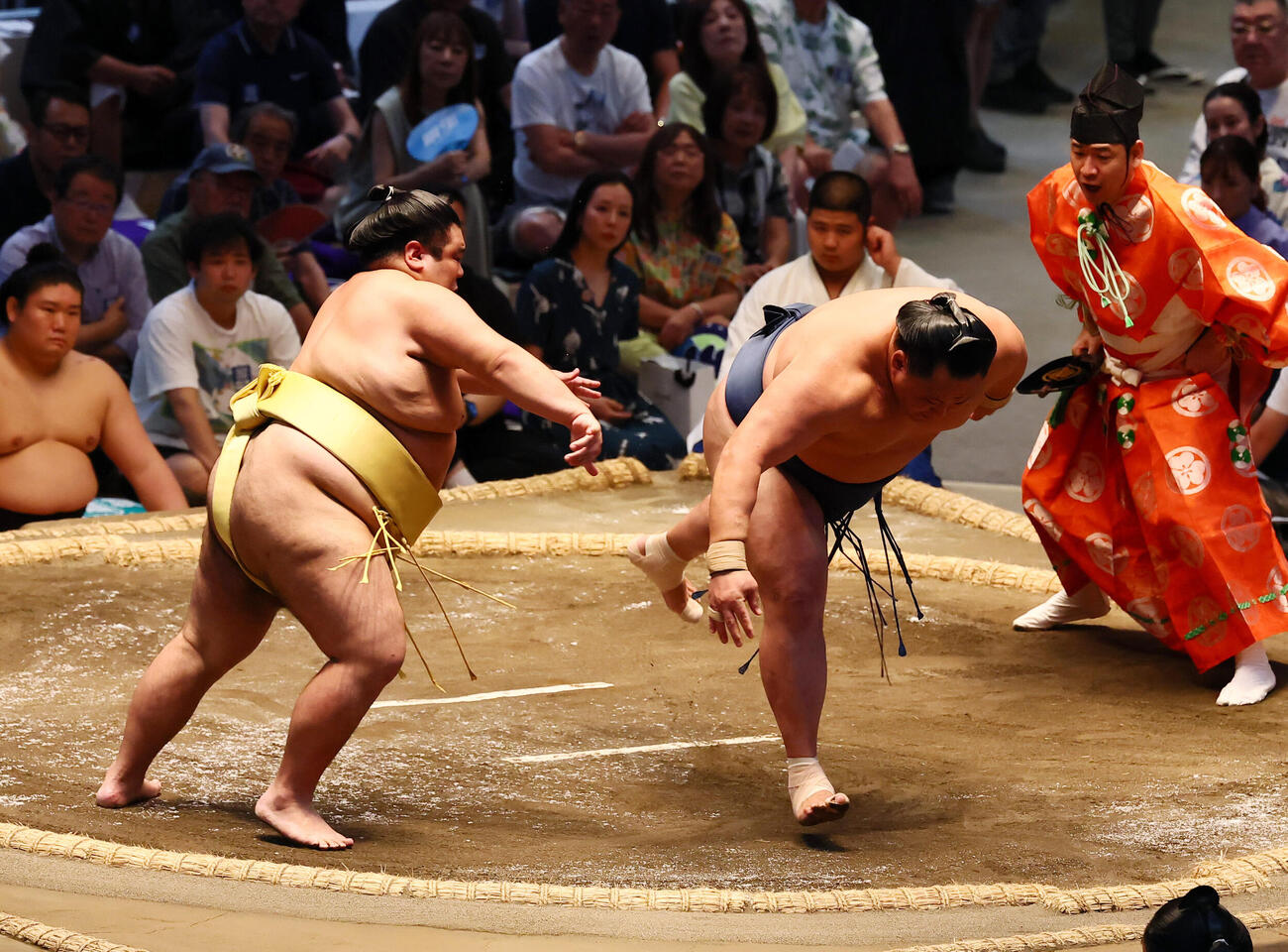 嘉陽は送り出しで玉鷲（右）を破る（撮影・加藤哉）
