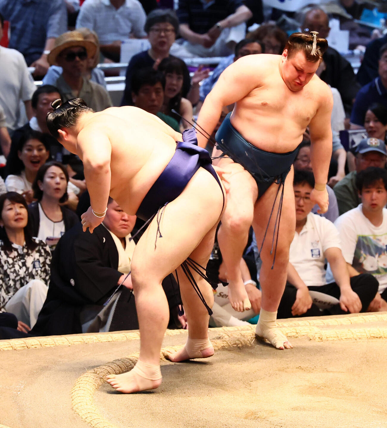 安青錦（右）は上手出し投げで横綱大の里を破る（撮影・加藤哉）