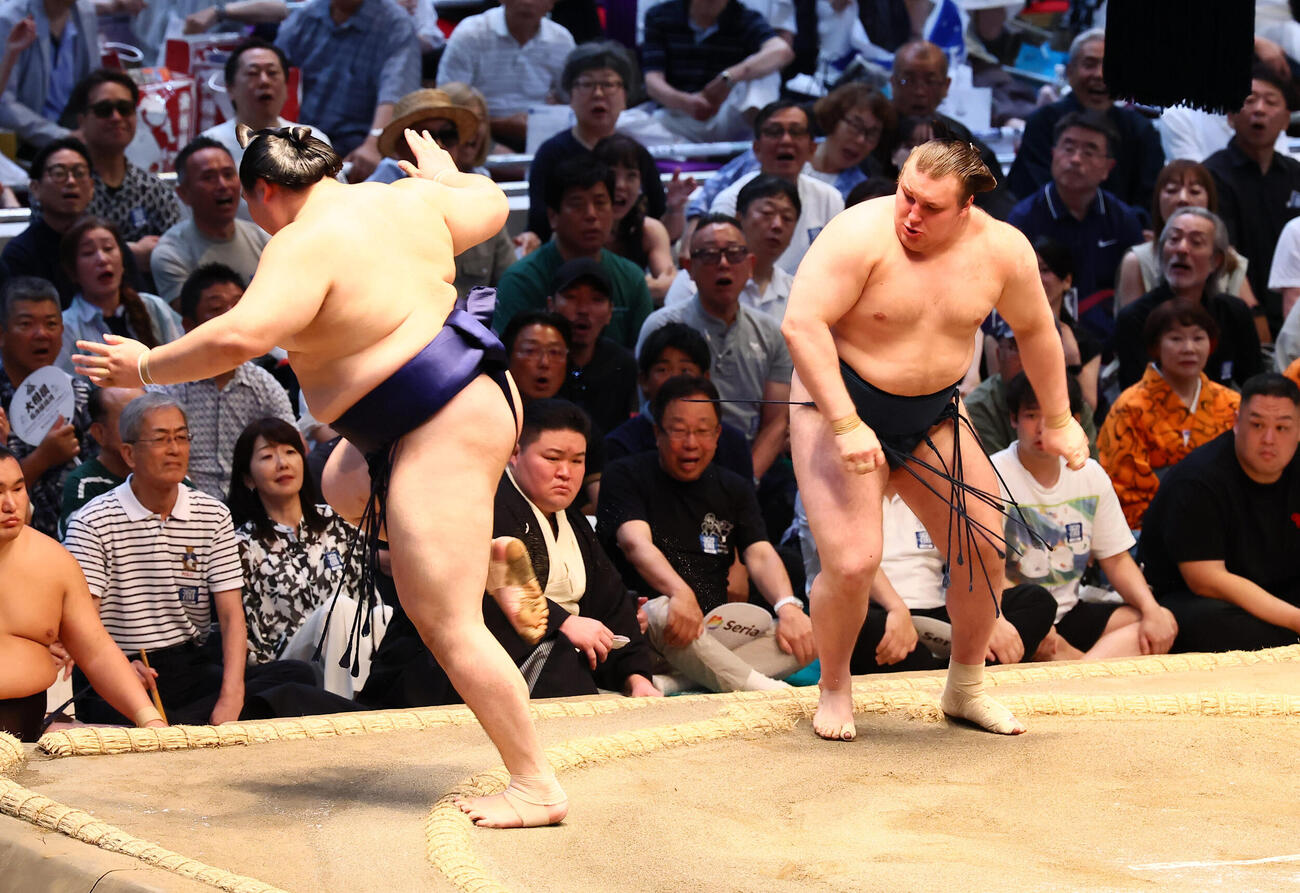 安青錦（右）は上手出し投げで横綱大の里を破る（撮影・加藤哉）