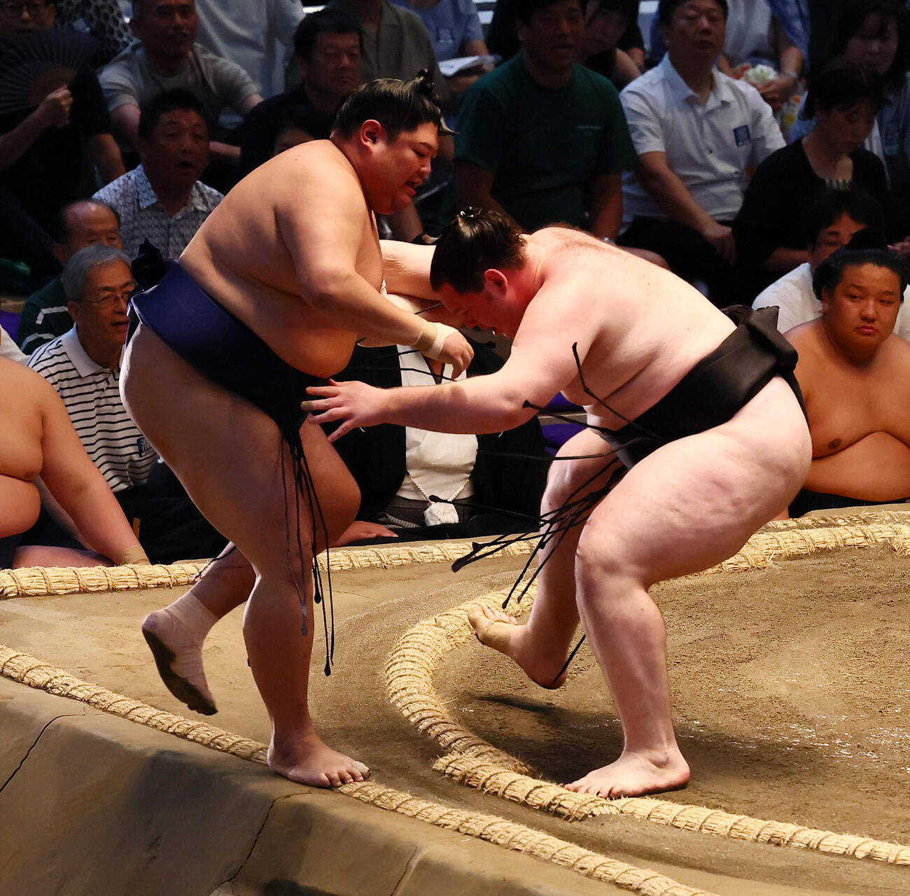 獅司（右）は押し出しで阿炎を破る（撮影・加藤哉）