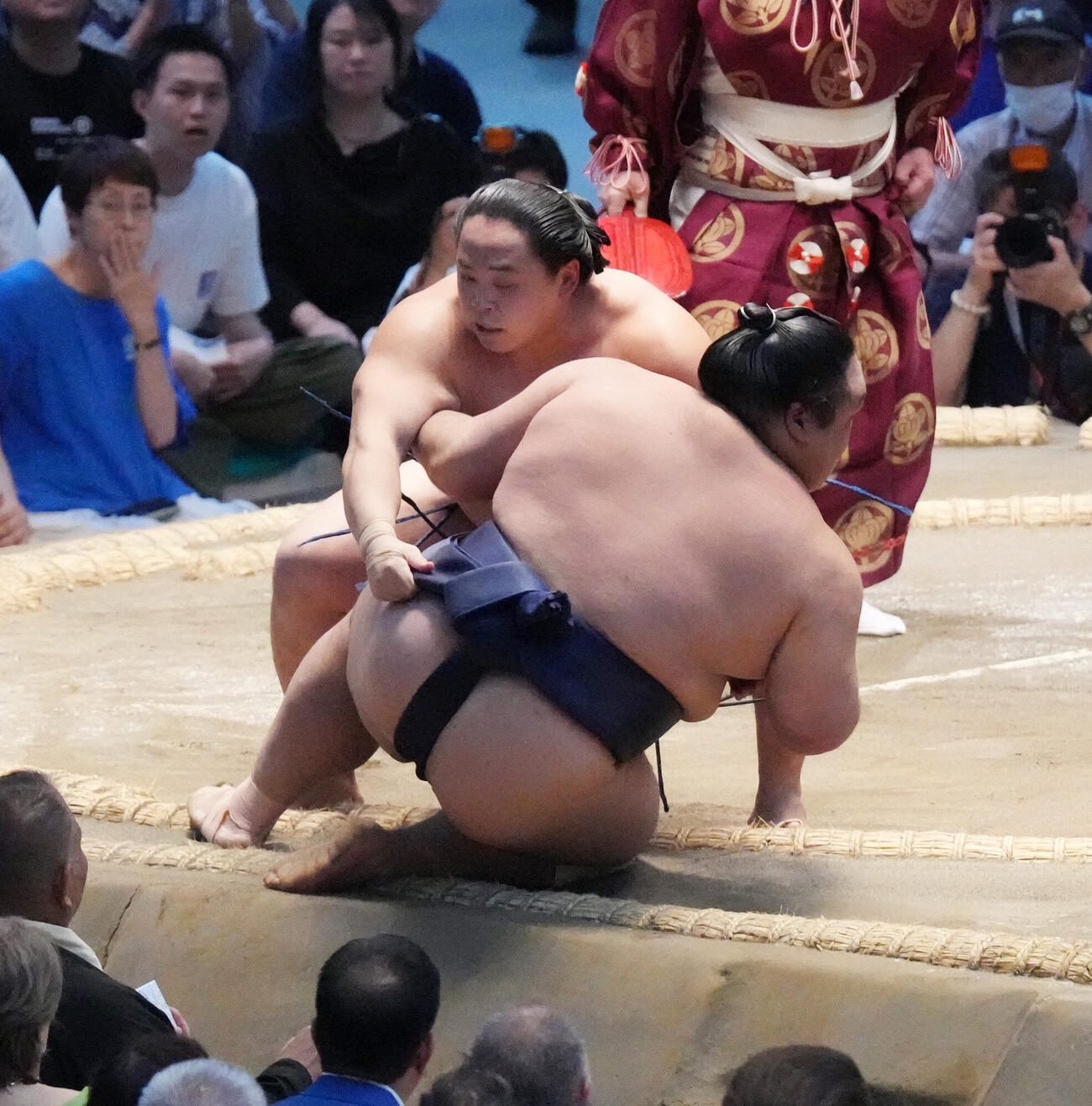 琴栄峰（左）は藤凌駕を寄り倒しで破る（撮影・森本幸一）