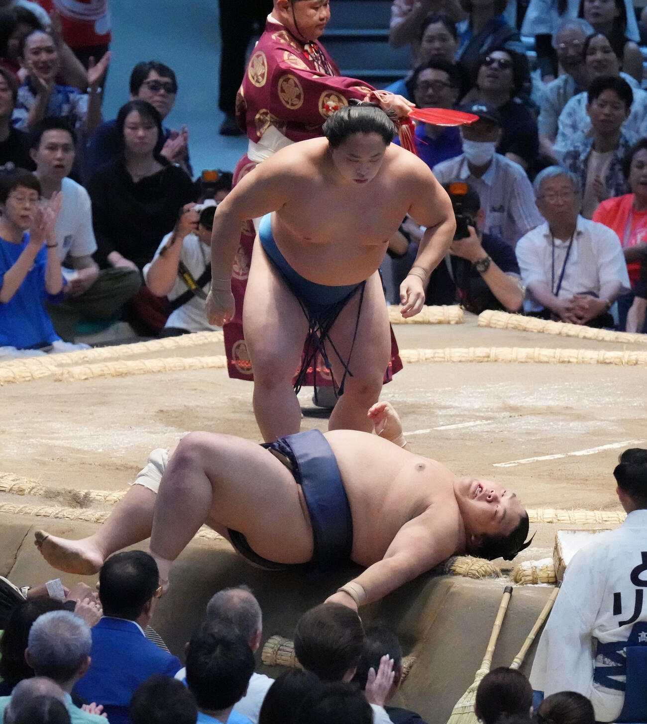 琴栄峰（上）は藤凌駕を寄り倒しで破る（撮影・森本幸一）