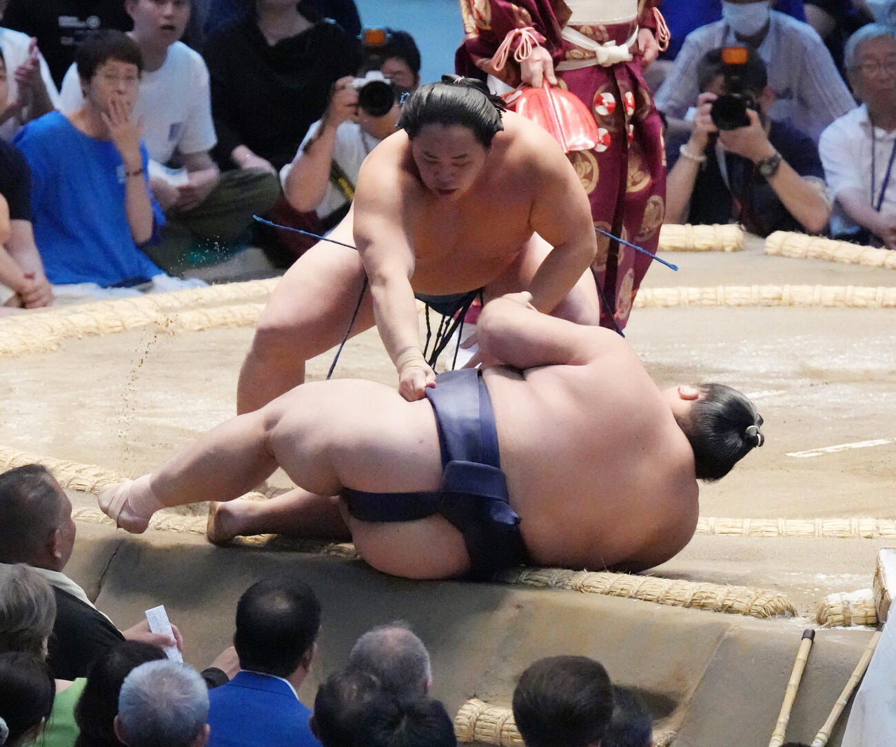 琴栄峰（上）は藤凌駕を寄り倒しで破る（撮影・森本幸一）