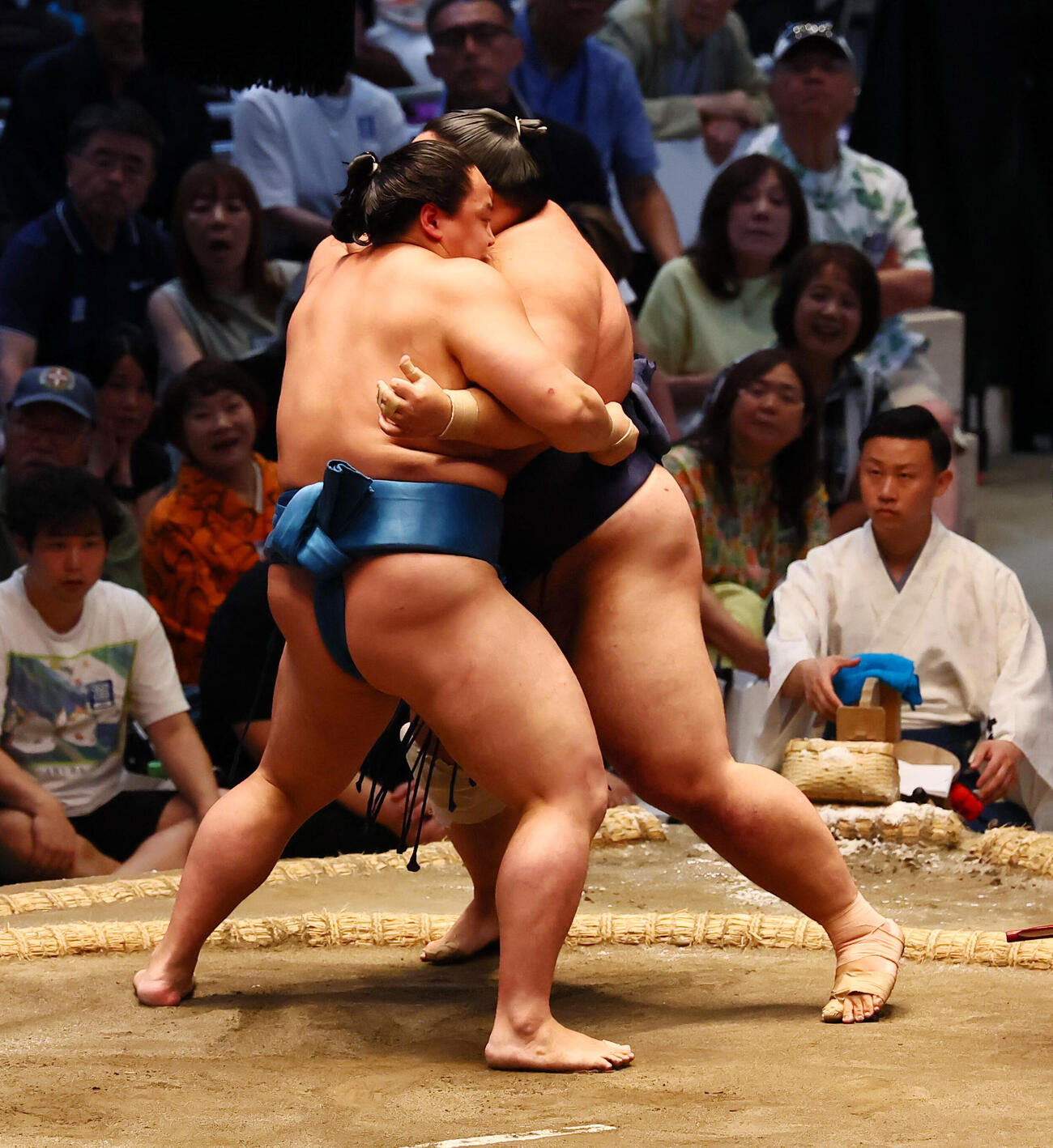 琴栄峰（左）は寄り倒しで藤凌駕を破る（撮影・加藤哉）