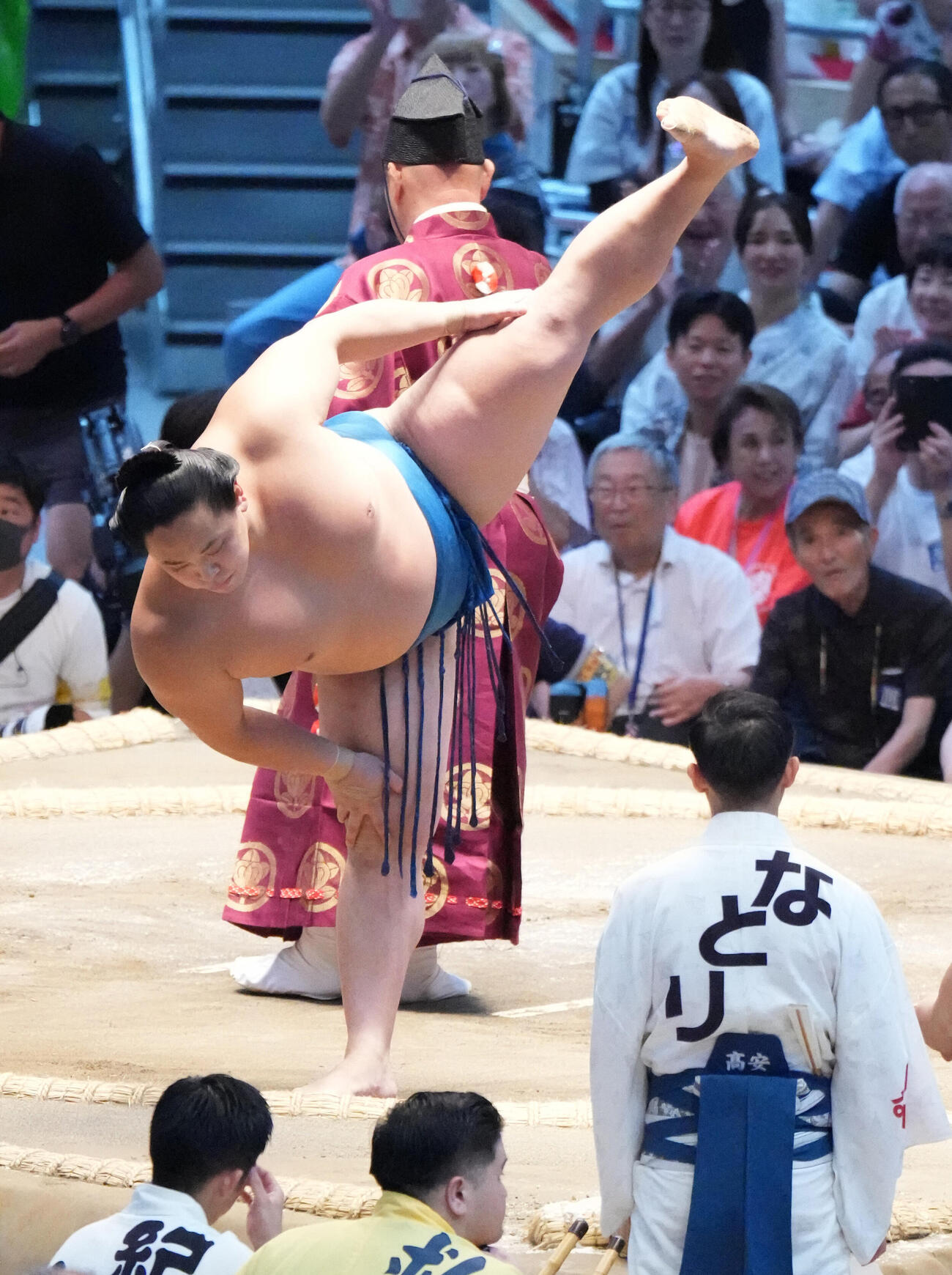琴栄峰（左）は土俵に上がり所作をする（撮影・森本幸一）