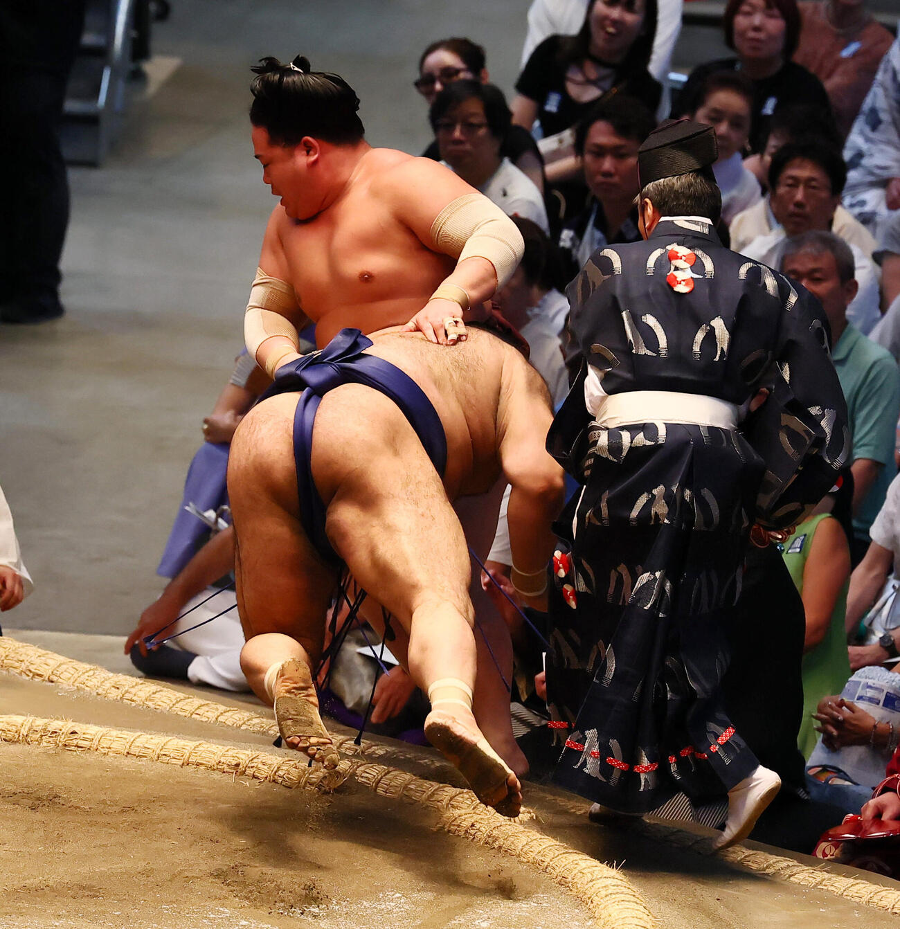 高安（右）は渡し込みで錦富士を破る（撮影・加藤哉）