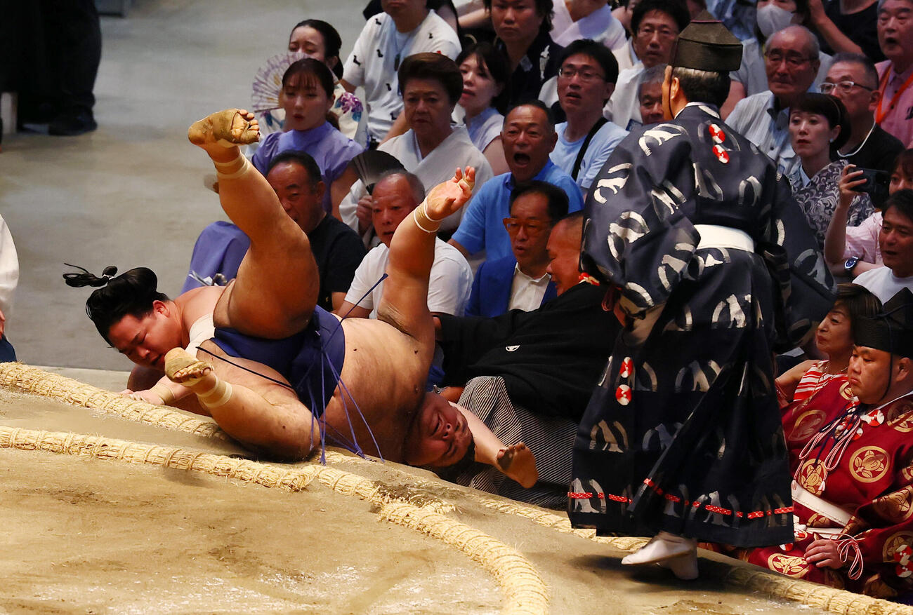 高安（右）は渡し込みで錦富士を破る（撮影・加藤哉）
