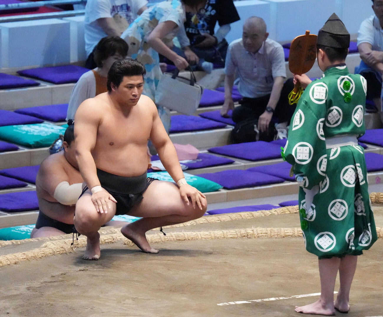 大森（左）は二本柳を寄り切りで破り勝ち名乗りを受ける（撮影・森本幸一）