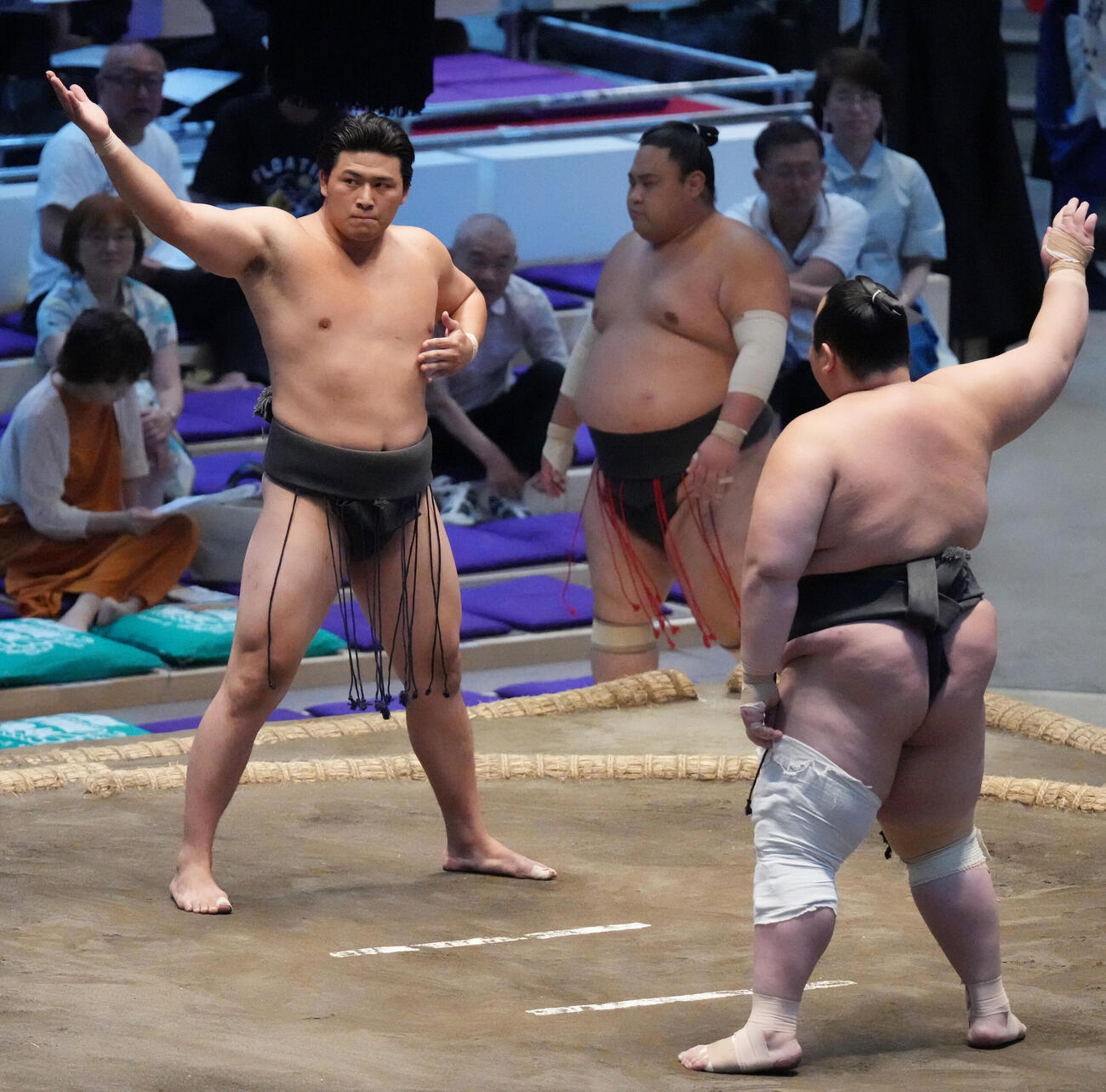 土俵に上がる大森（左）（撮影・森本幸一）