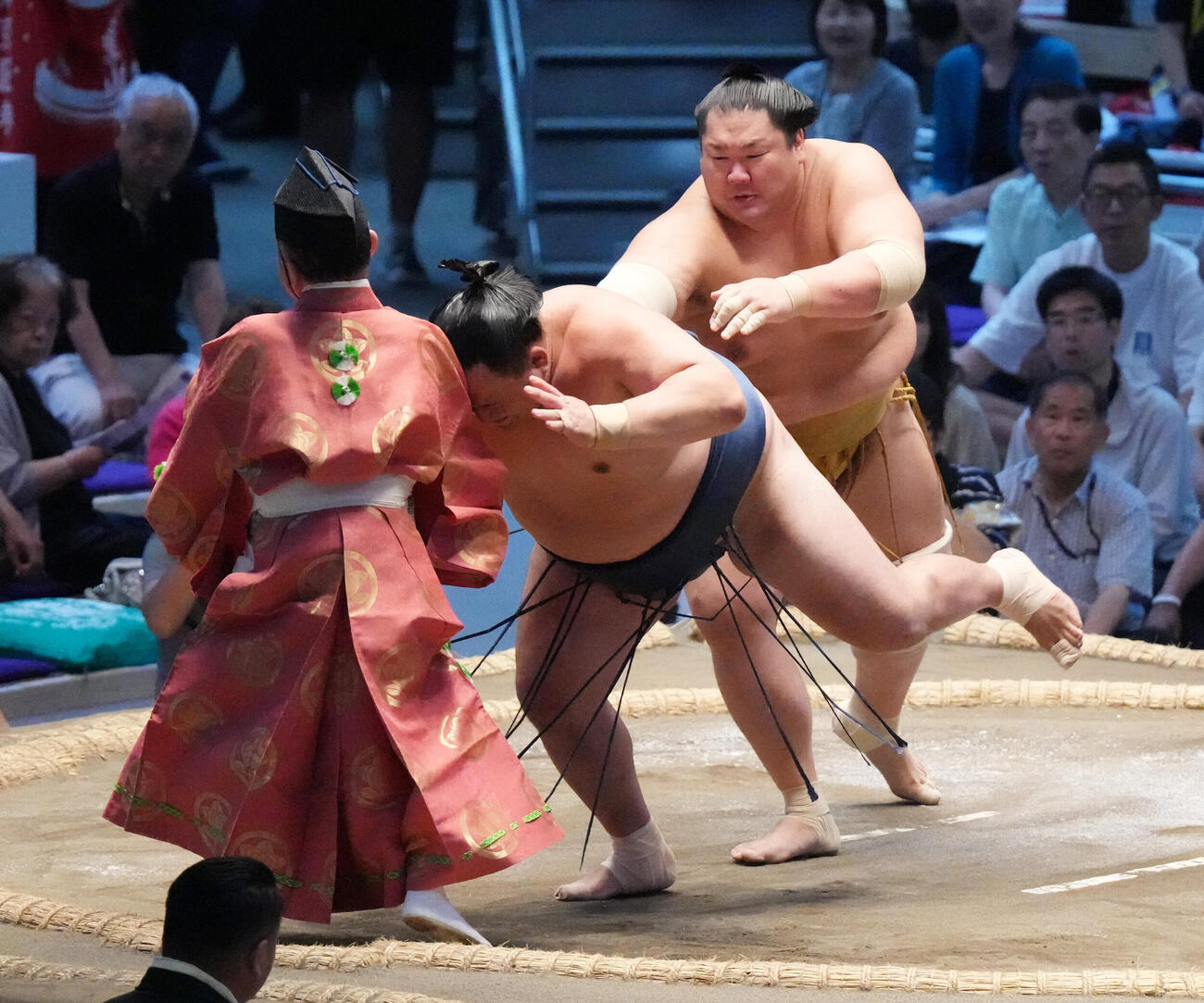 輝（右）は玉鷲を送り出しで破る（撮影・森本幸一）