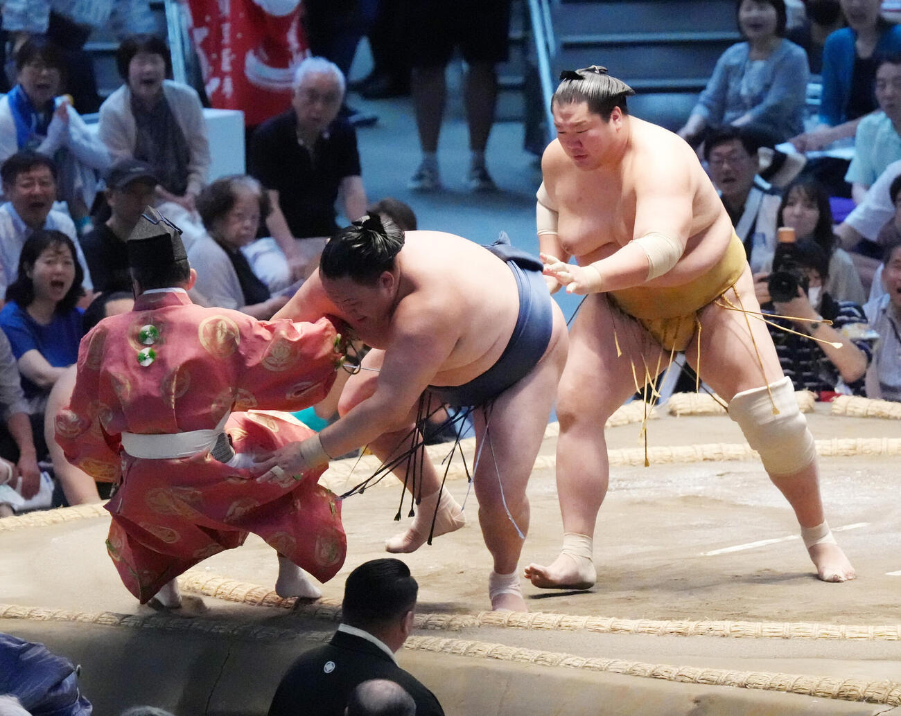 輝（右）は玉鷲を送り出しで破り行事の木村勘九郎も土俵下へ落ちる（撮影・森本幸一）