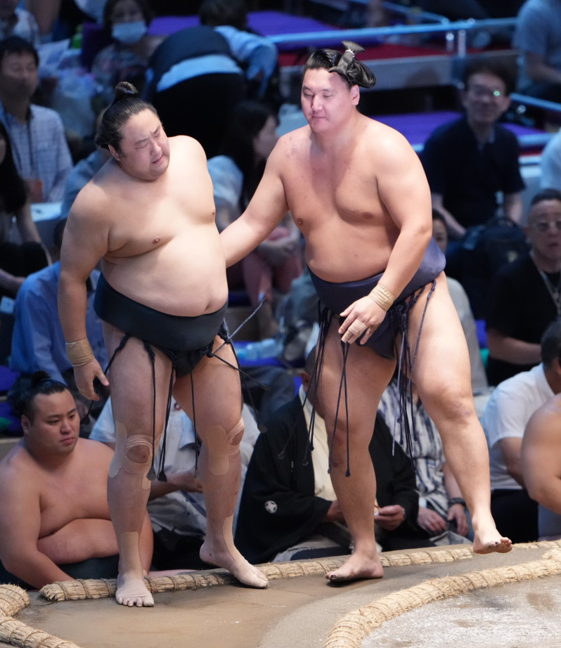 寿之富士（右）は佐田の海を寄り切りで破る（撮影・小沢裕）