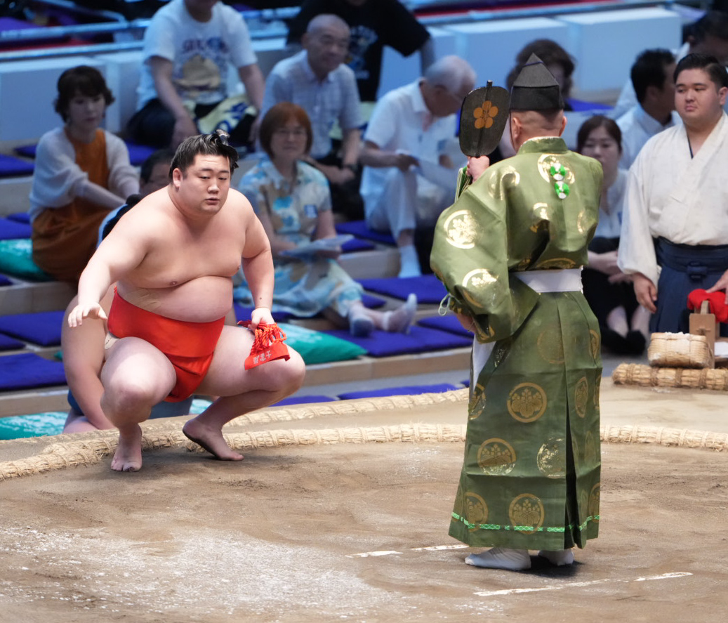 勝ち名乗りを受ける嵐富士（撮影・小沢裕）