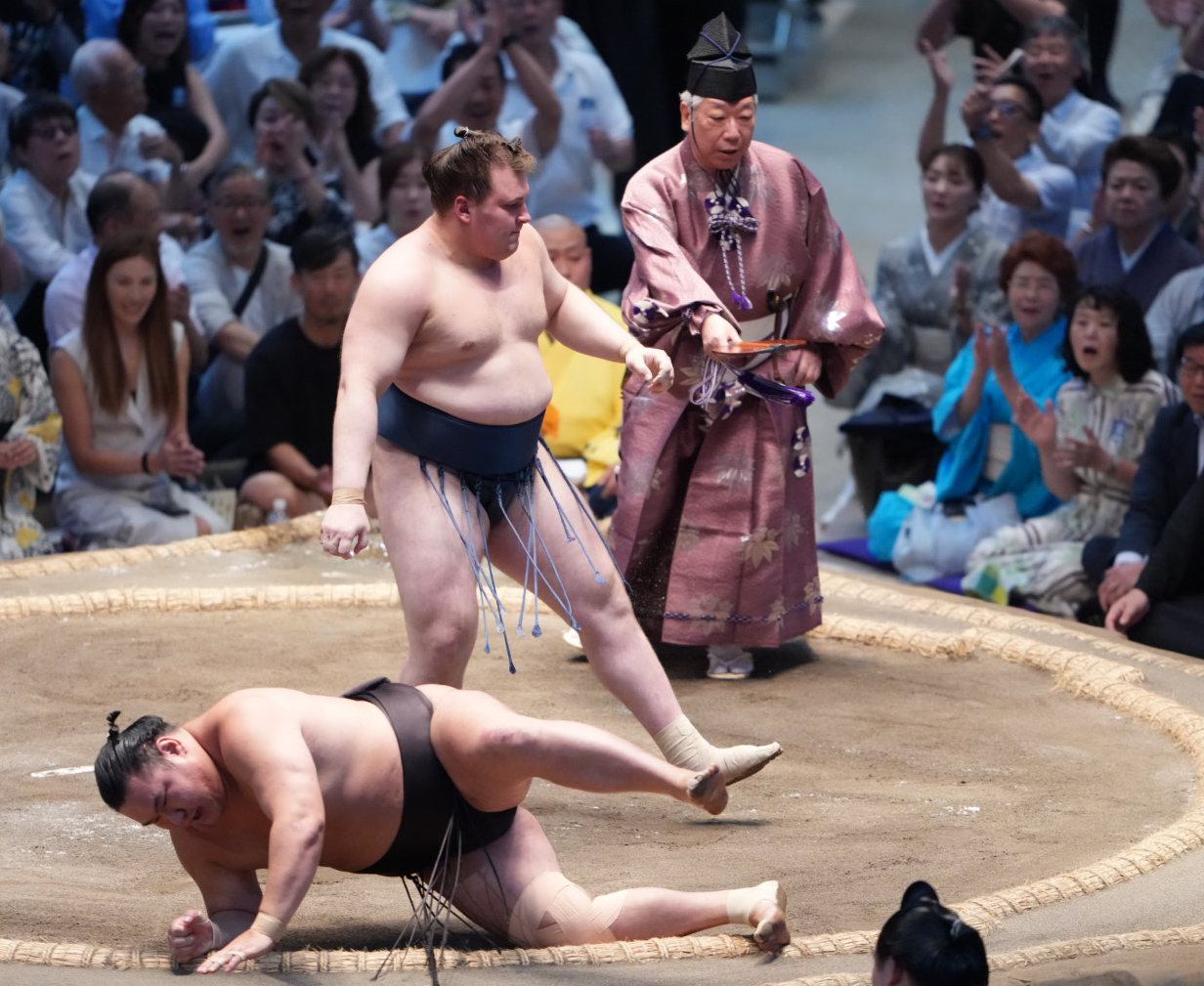 安青錦は豊昇龍（手前）を上手投げで破る（撮影・小沢裕）