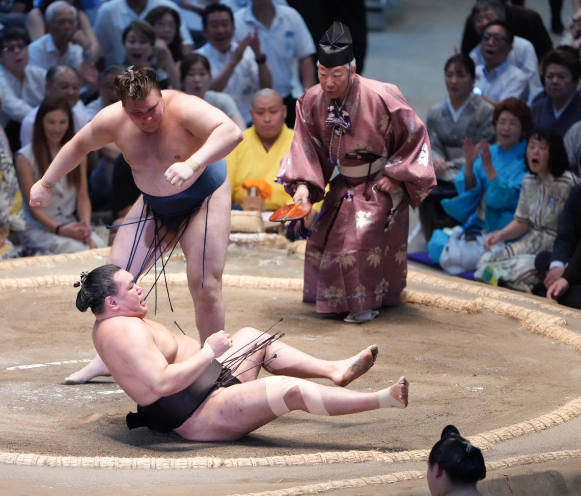 安青錦は豊昇龍（手前）を上手投げで破る（撮影・小沢裕）
