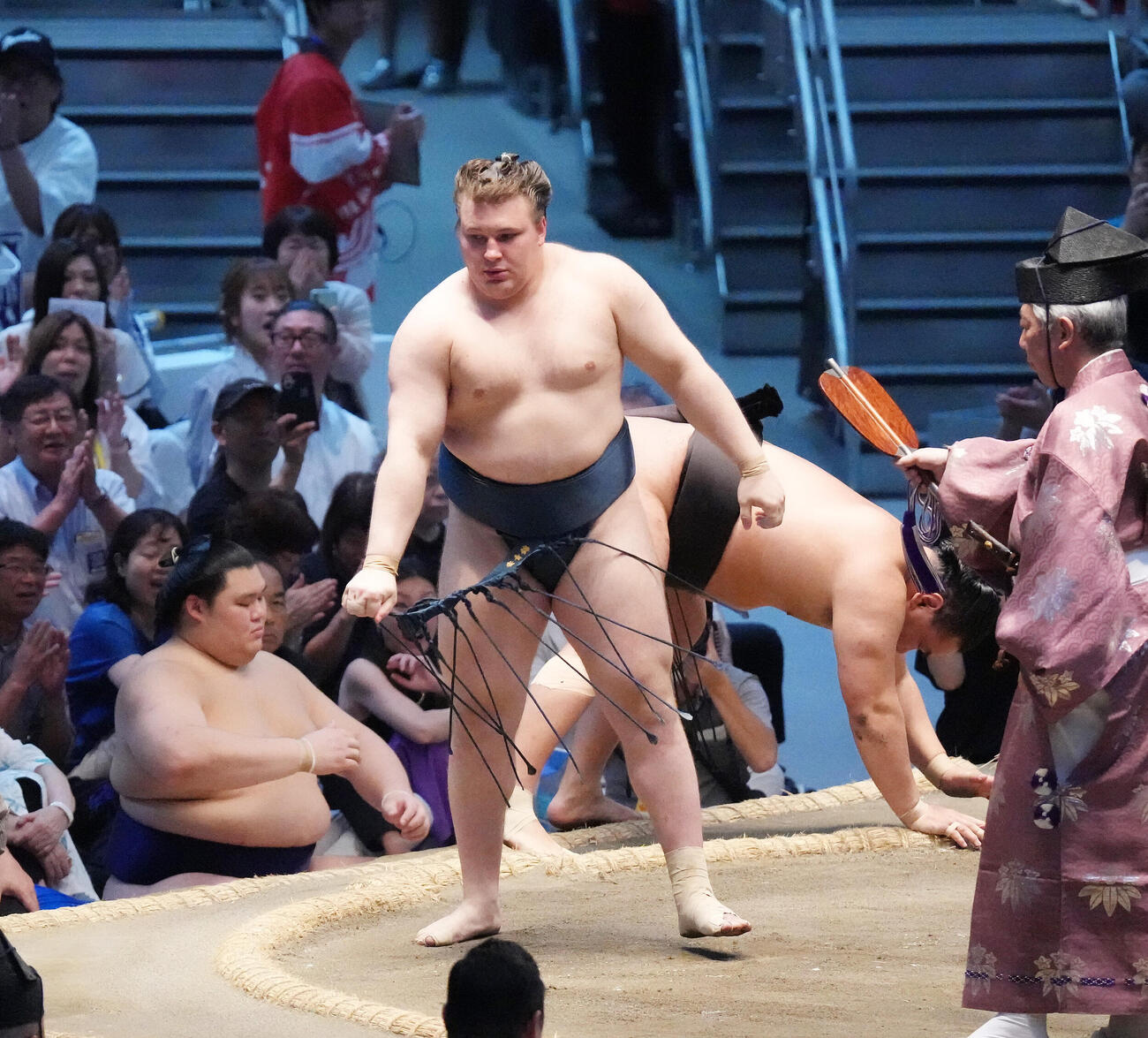安青錦（中央）は豊昇龍を上手投げで破る（撮影・森本幸一）
