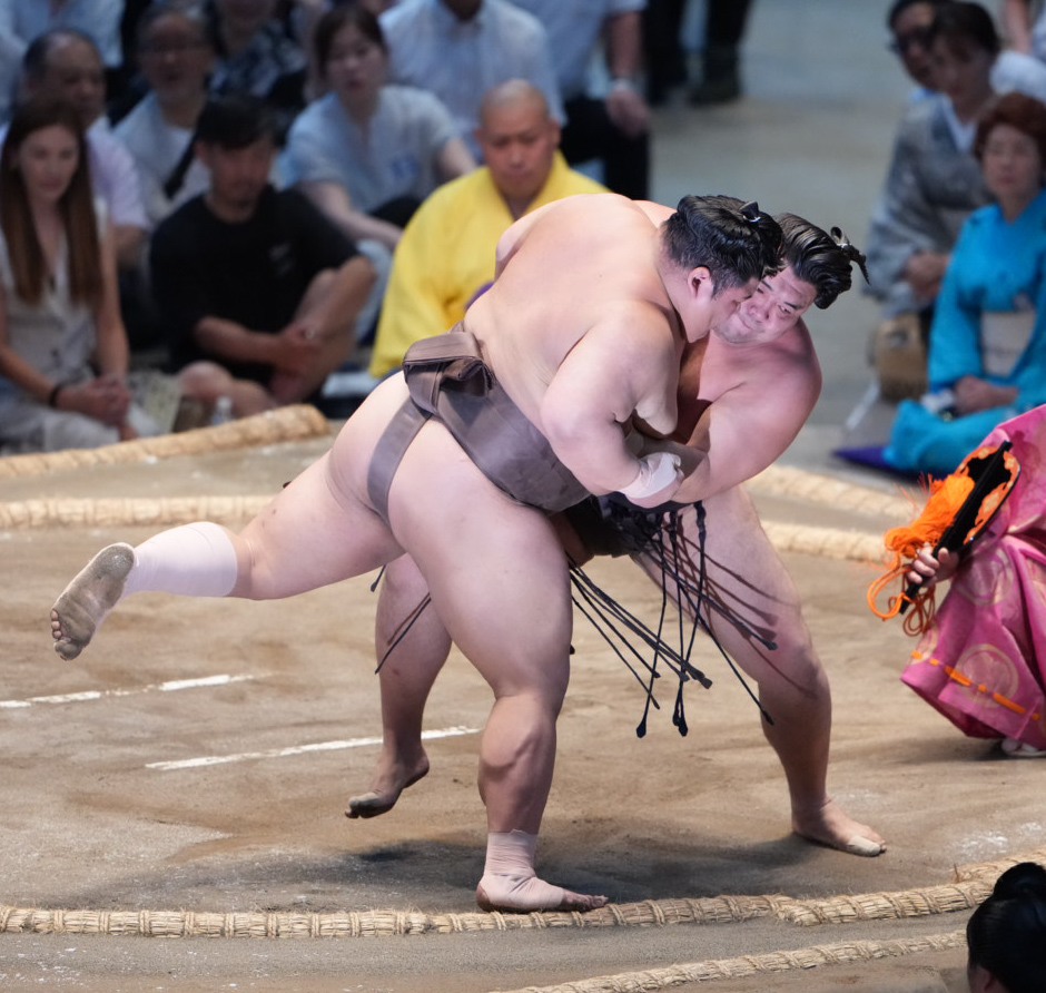 霧島（右）は伯乃富士を寄り切りで下す（撮影・小沢裕）