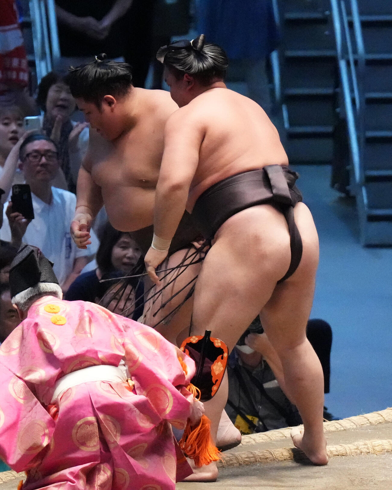 霧島（右）は伯乃富士を寄り切りで破る（撮影・森本幸一）