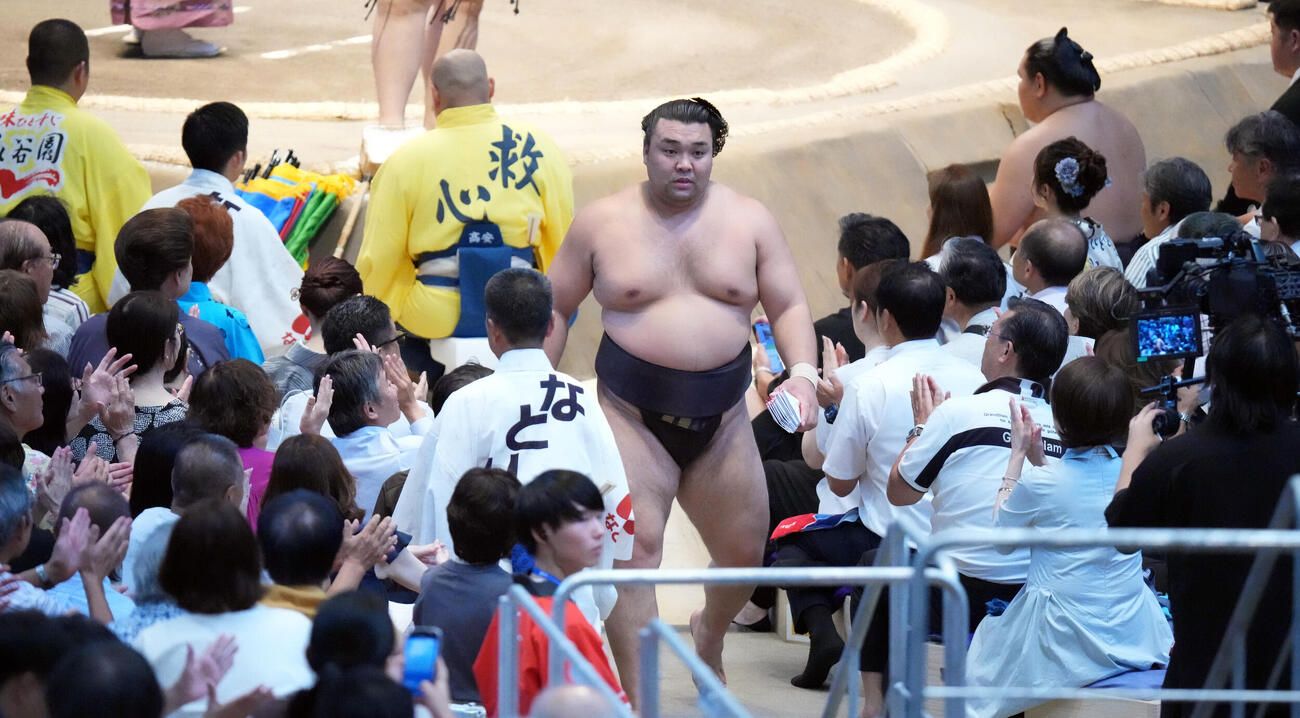 霧島（中央）は伯乃富士を寄り切りで破り花道を引き揚げる（撮影・森本幸一）