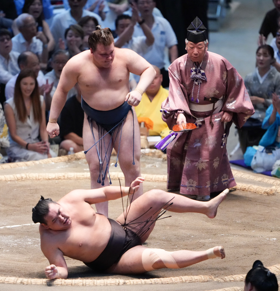 安青錦は豊昇龍（手前）を上手投げで破る（撮影・小沢裕）