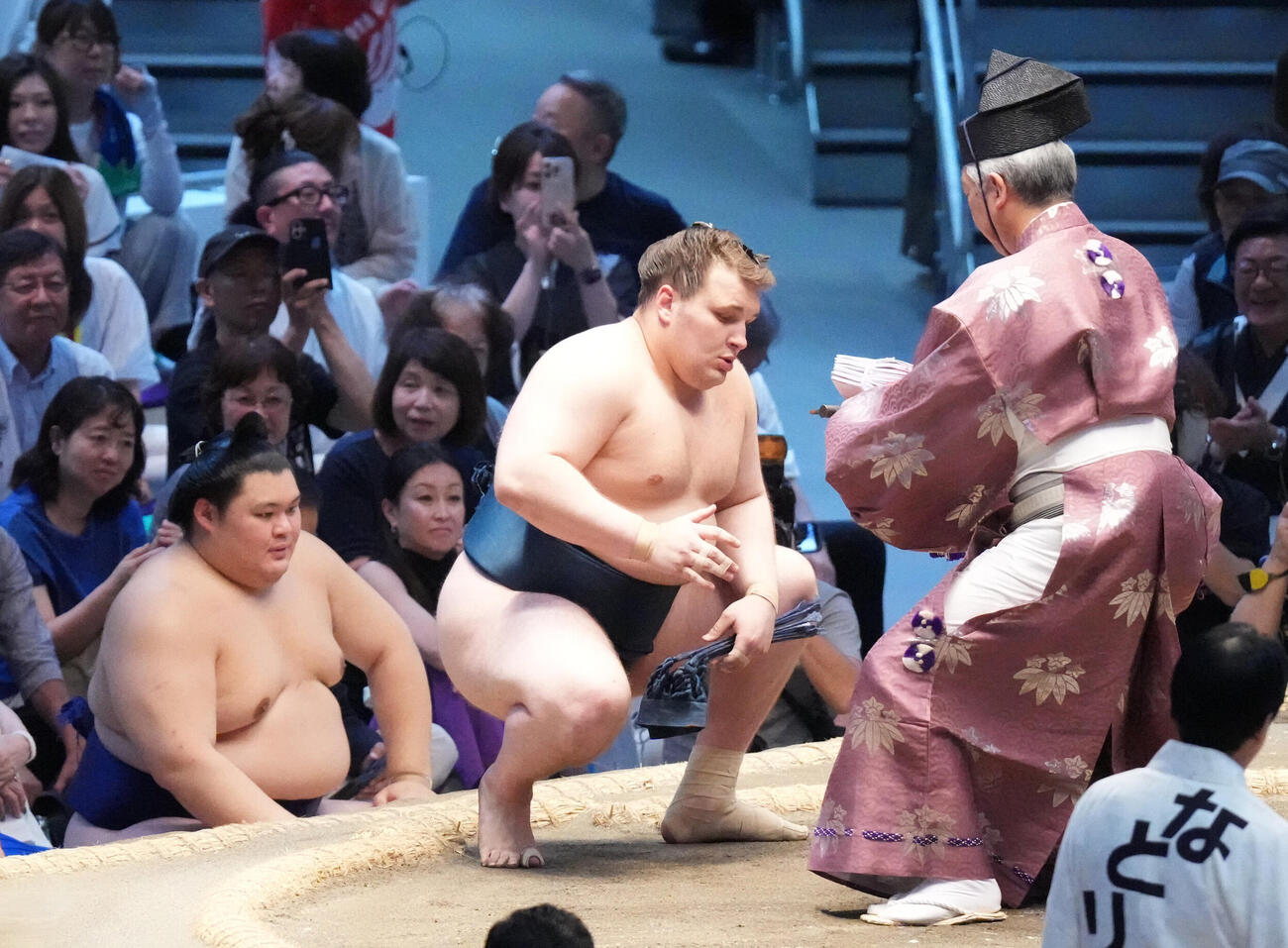 安青錦（中央）は豊昇龍を上手投げ投げで破り勝ち名乗りを受ける（撮影・森本幸一）