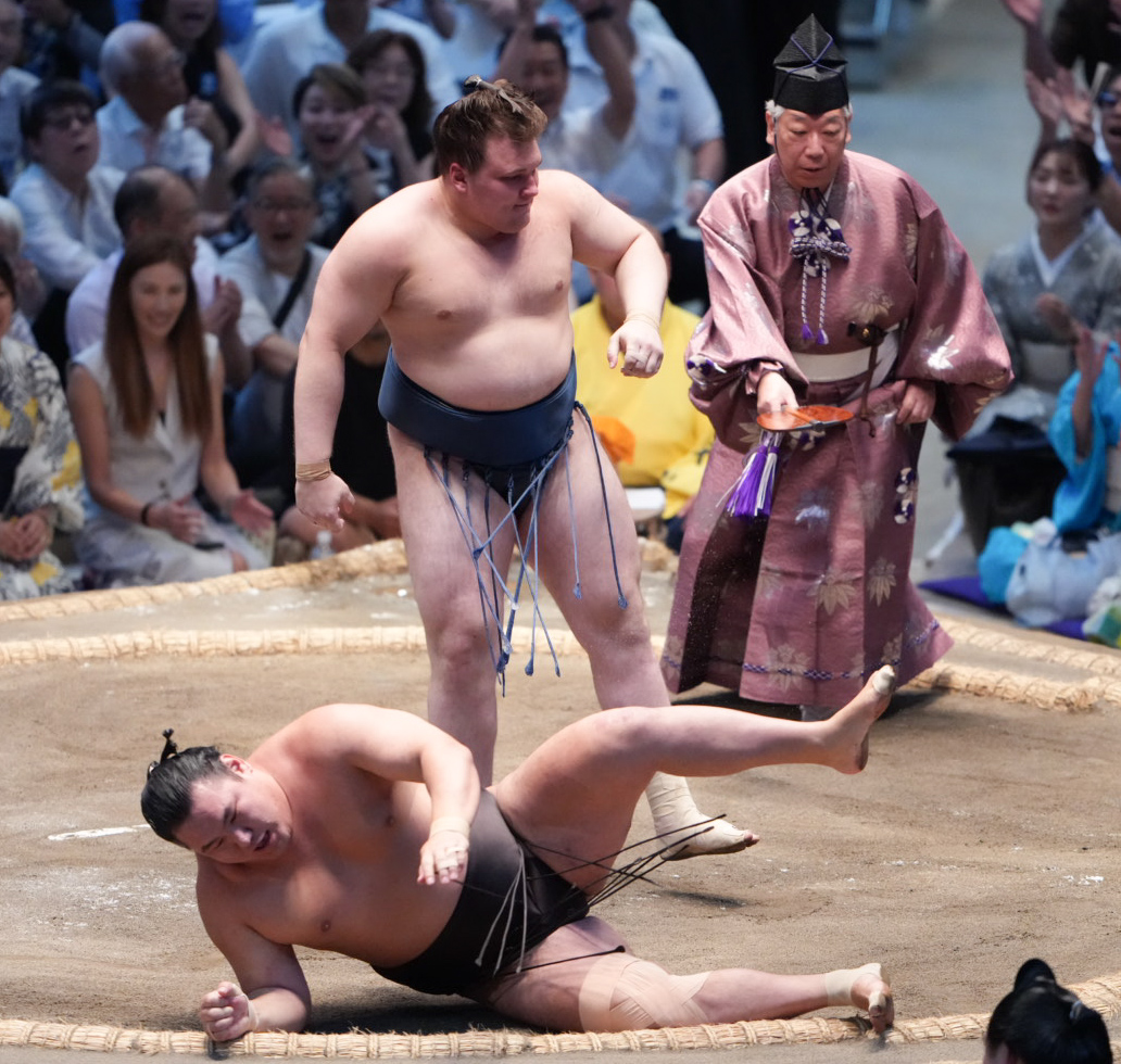 安青錦は豊昇龍（手前）を上手投げで破る（撮影・小沢裕）
