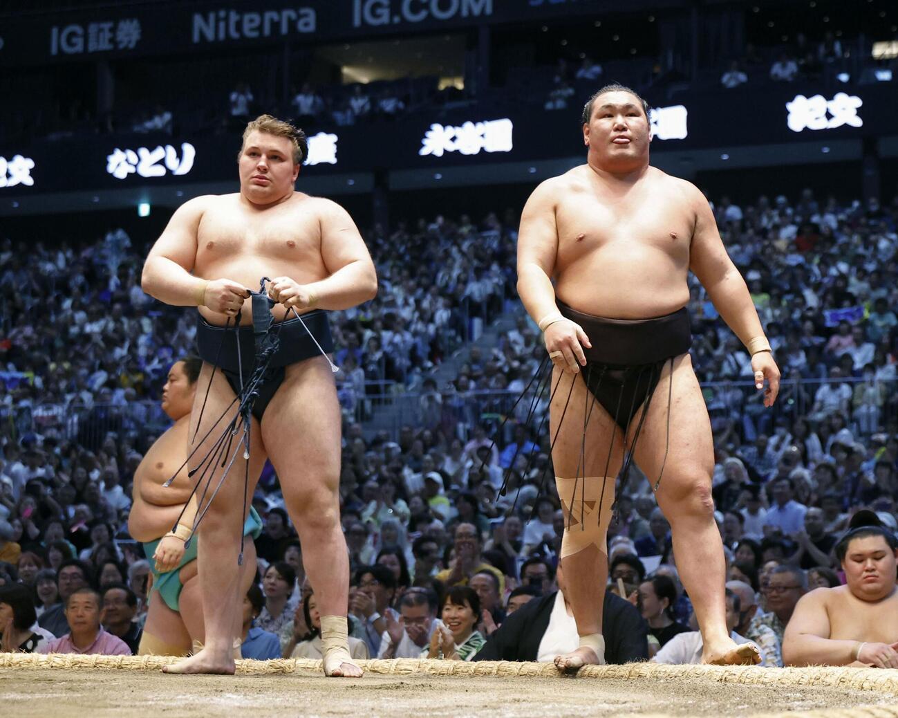 安青錦（左）に上手投げで敗れた豊昇龍＝IGアリーナ（共同）