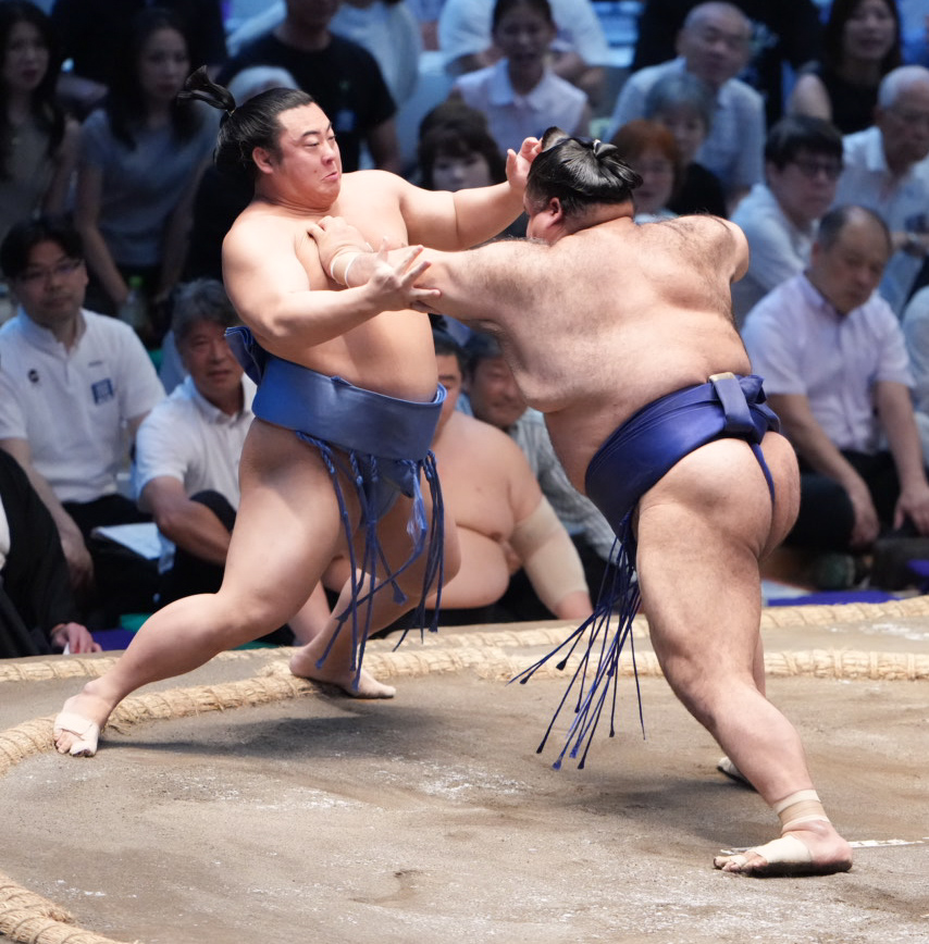 高安（右）は翔猿を突き出しで下す（撮影・小沢裕）
