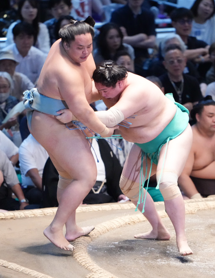 一山本（右）は琴勝峰を寄り切りで破る（撮影・小沢裕）