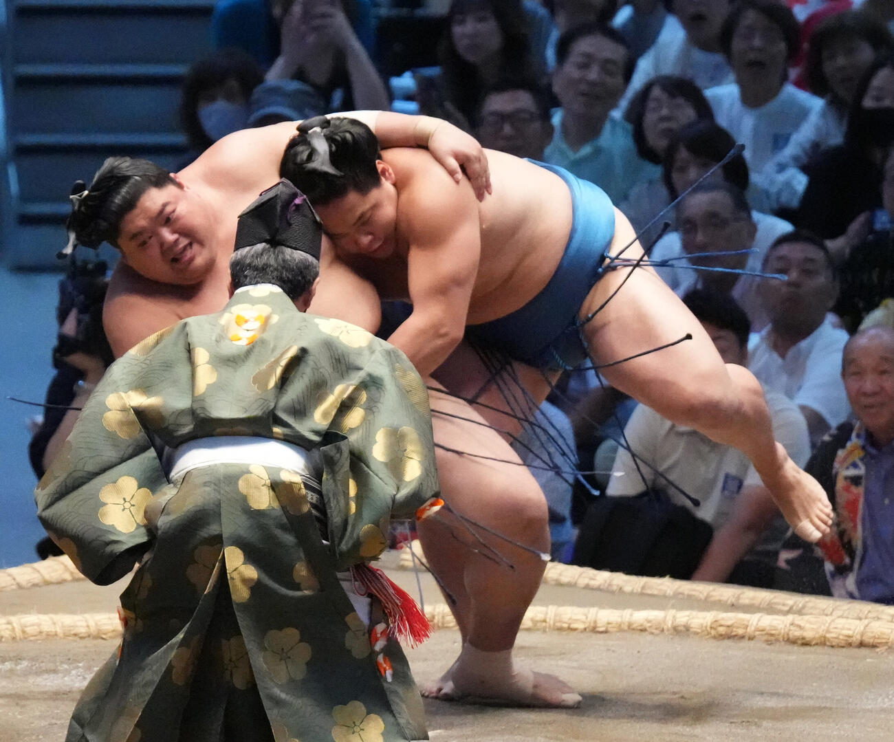 琴栄峰（右）は阿炎を切り返しで破る（撮影・森本幸一）