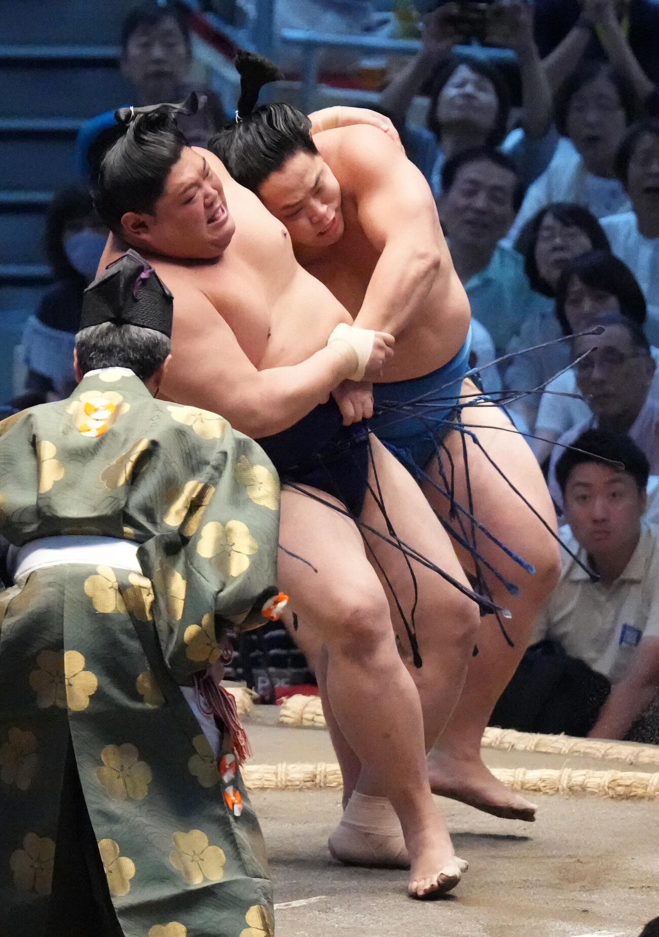 琴栄峰（右）は阿炎を切り返しで破る（撮影・森本幸一）
