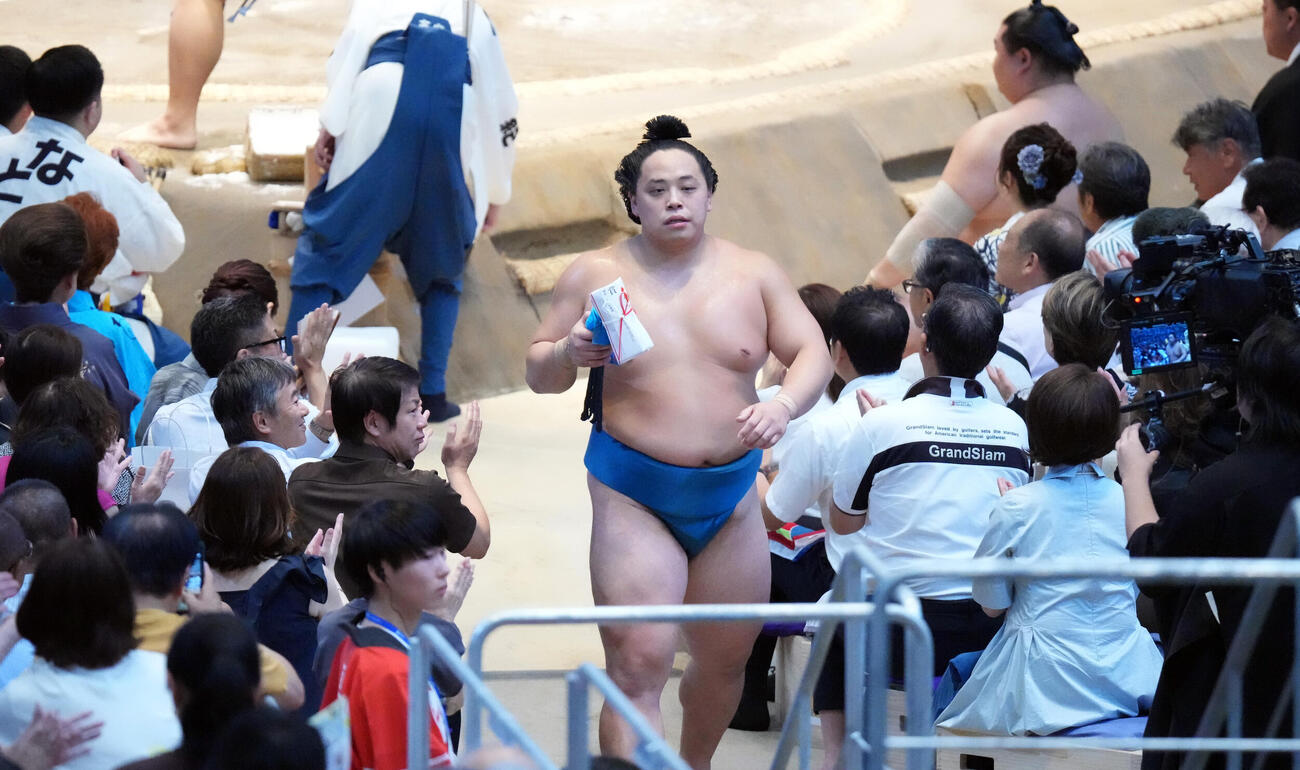 1敗を守った琴栄峰は観客の拍手の中、花道を引き揚げる（撮影・森本幸一）