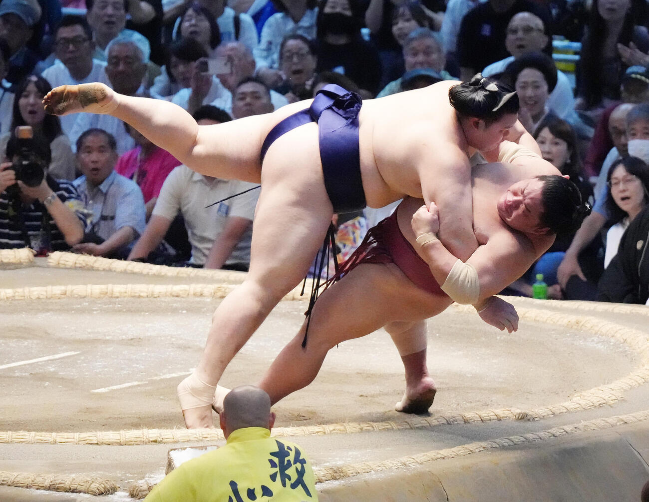 大の里（左）は大栄翔を浴びせ倒しで下す（撮影・森本幸一）