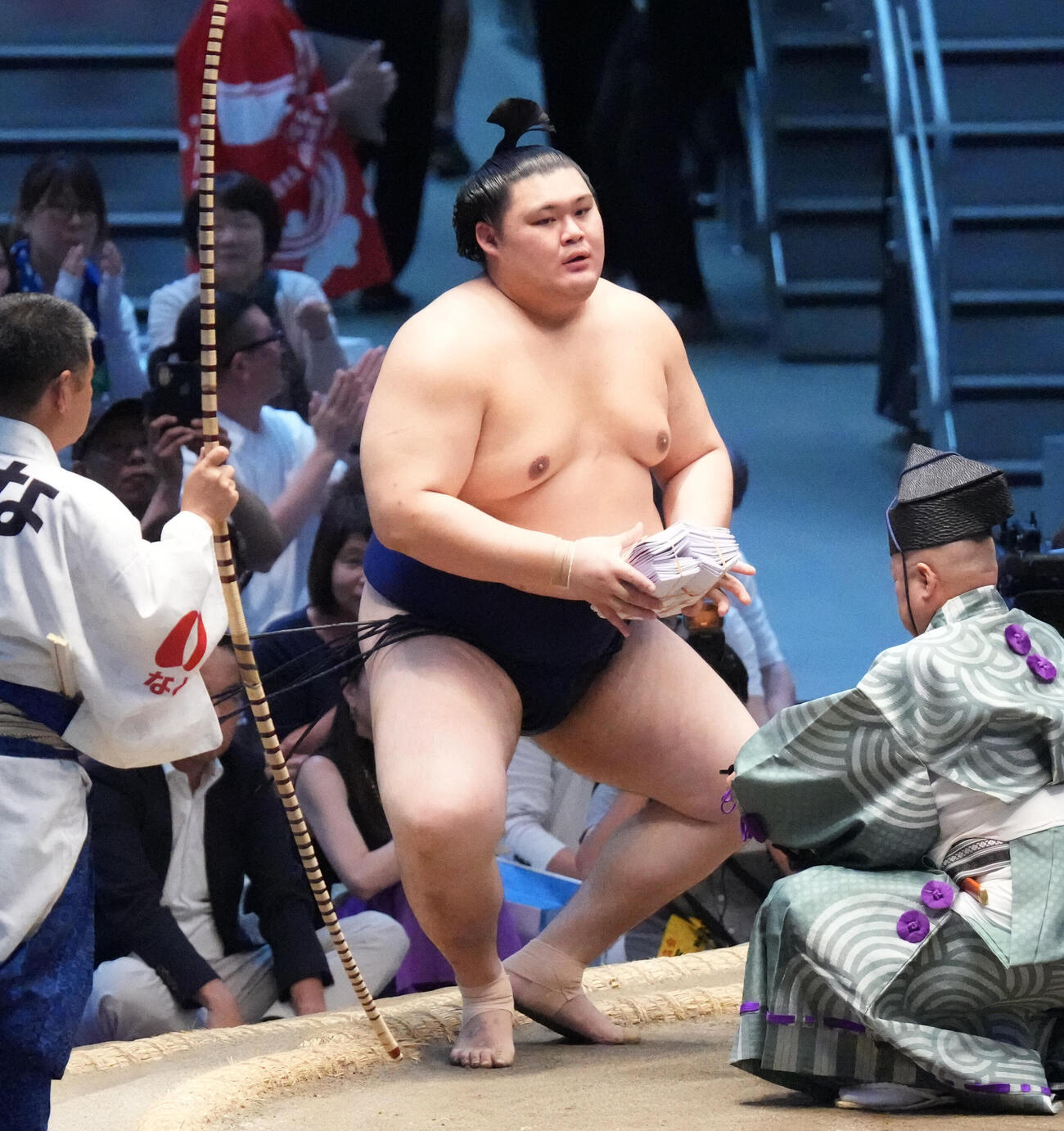 大の里は大栄翔を浴びせ倒しで下し懸賞を手にする（撮影・森本幸一）