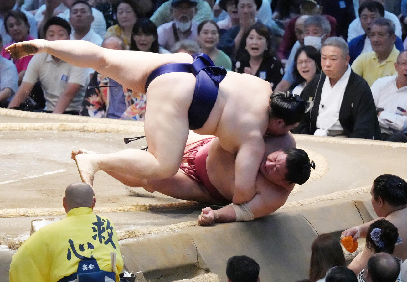 大の里（左）は大栄翔を浴びせ倒しで下す（撮影・森本幸一）