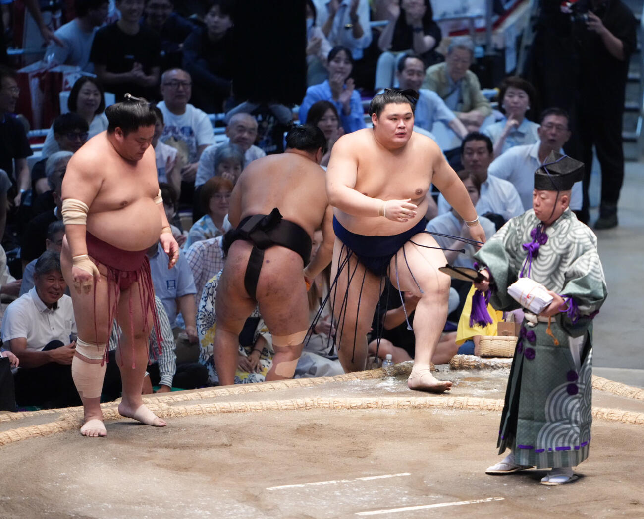 大の里は大栄翔（左）を浴びせ倒しで下す（撮影・小沢裕）