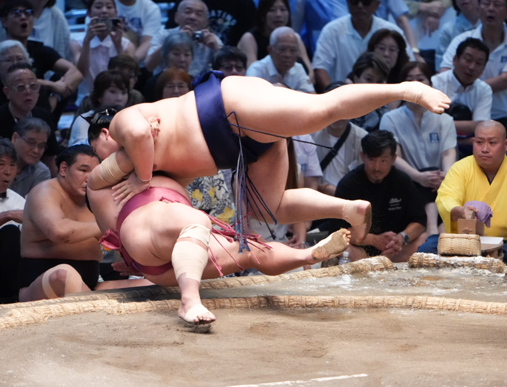 大の里は大栄翔（下）を浴びせ倒しで下す（撮影・小沢裕）