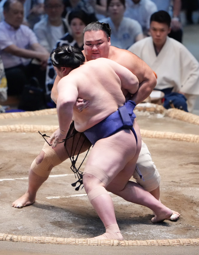 朝乃山は藤青雲（手前）を寄り切りで破る（撮影・小沢裕）