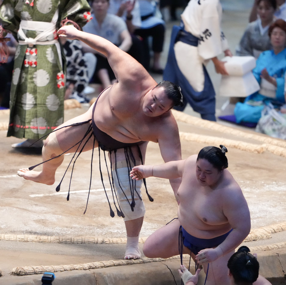 朝乃山は藤青雲（手前下）を寄り切りで破る（撮影・小沢裕）