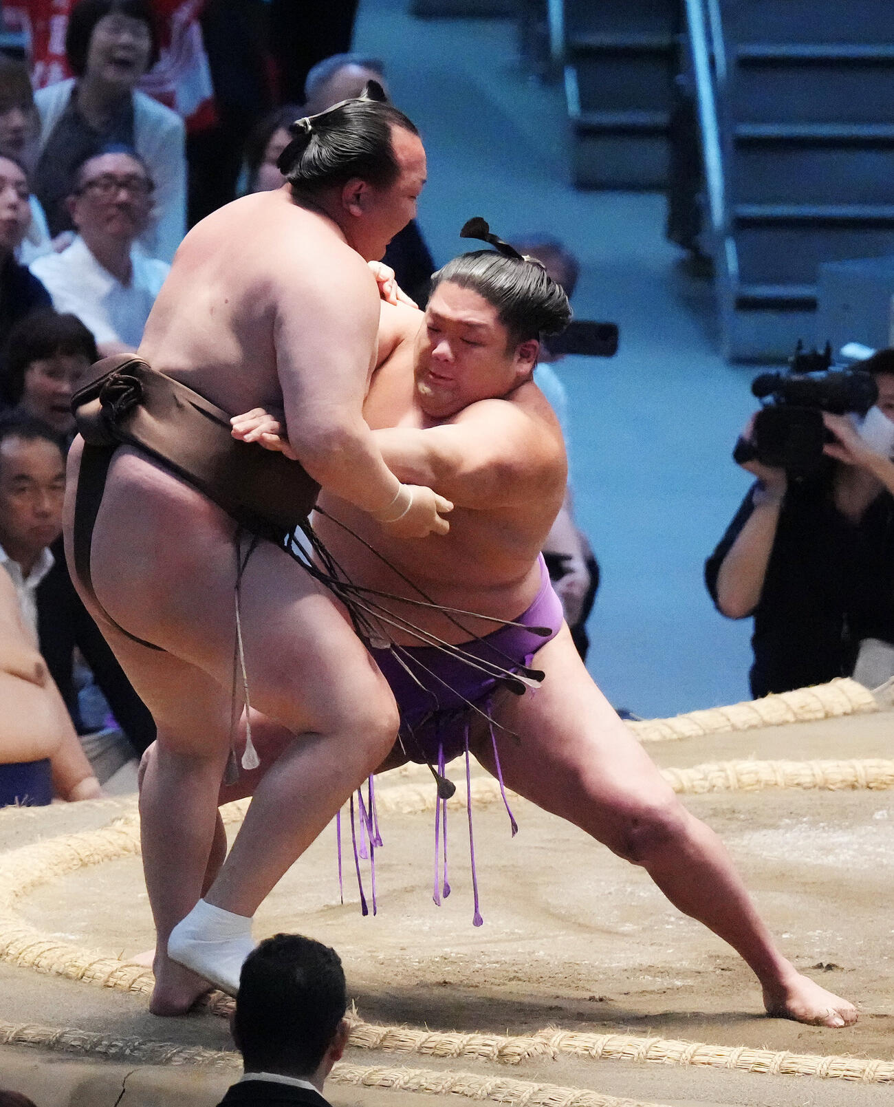 尊富士（右）は千代翔馬を寄り切りで破る（撮影・森本幸一）