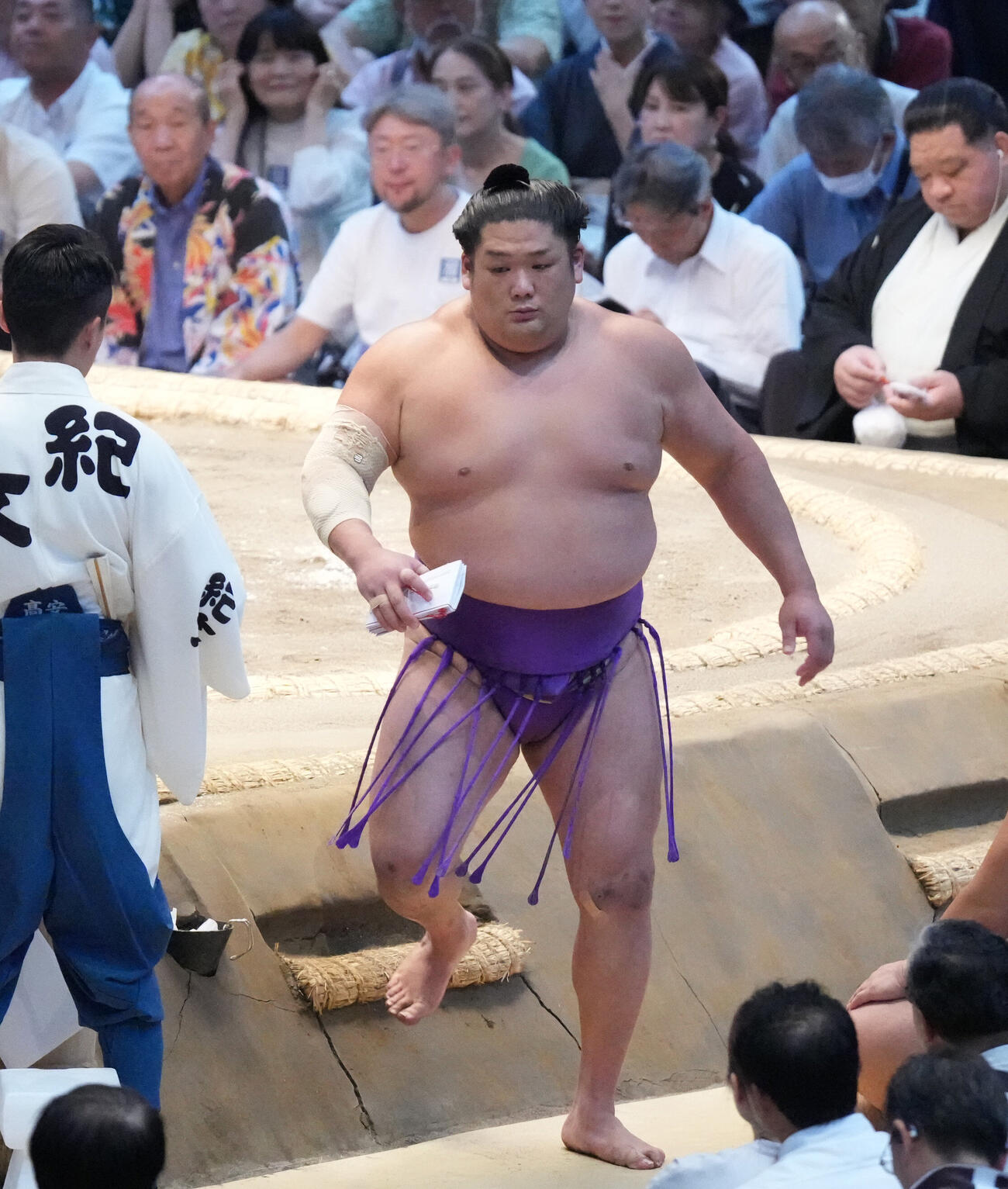 尊富士は千代翔馬を破り懸賞を手にする（撮影・森本幸一）