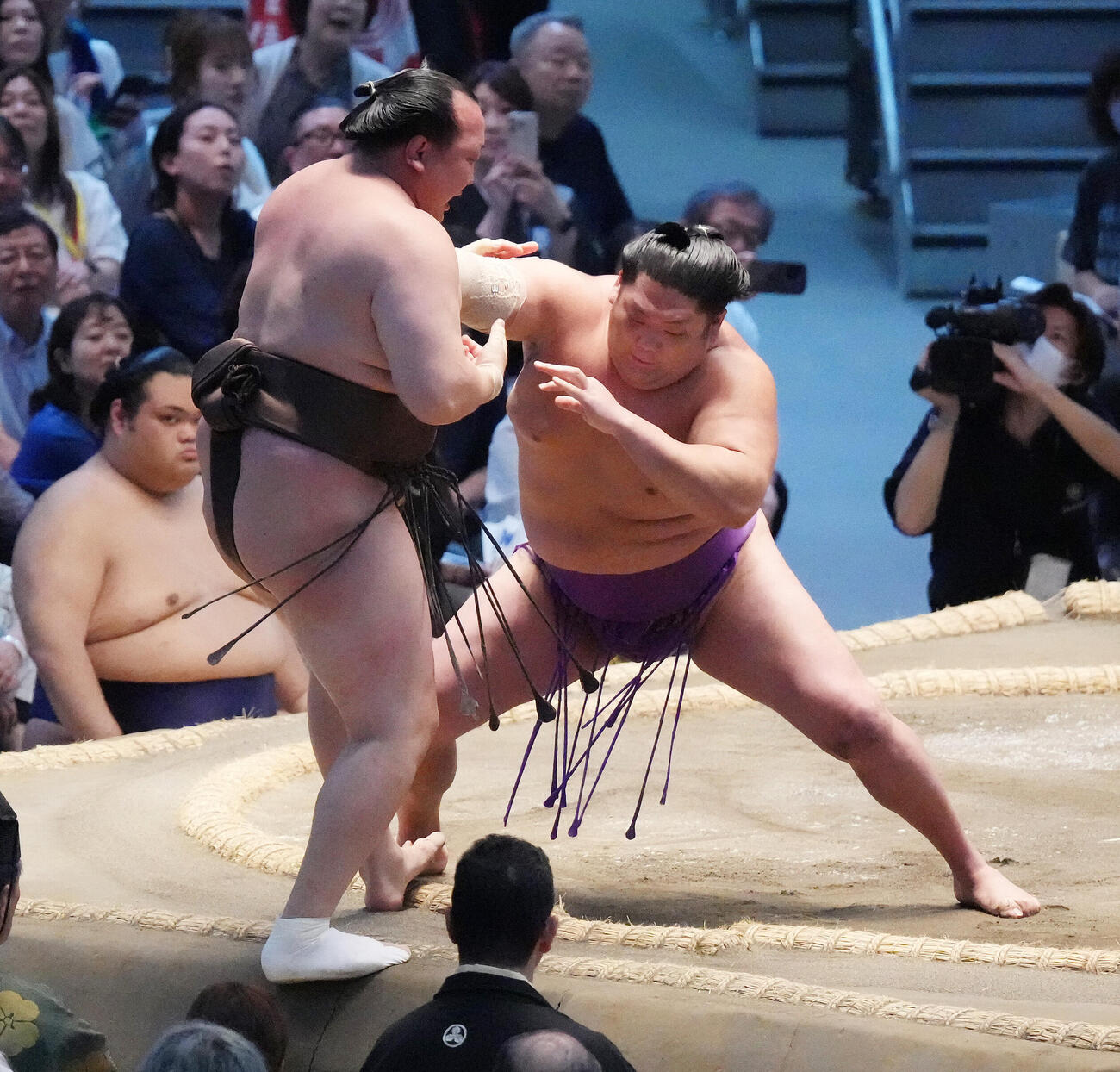 尊富士（右）は千代翔馬を寄り切りで破る（撮影・森本幸一）