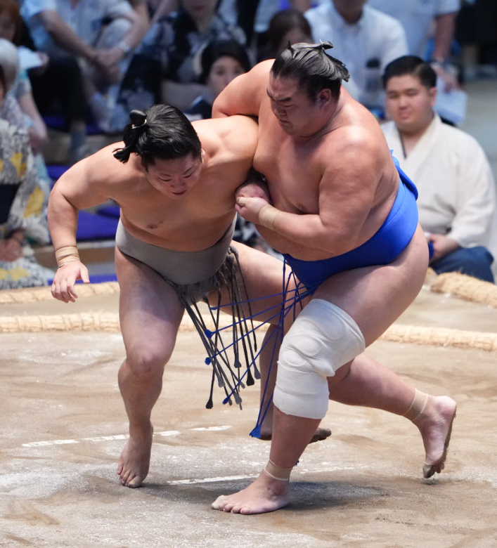 湘南乃海（右）は朝翠龍を小手投げで破る（撮影・小沢裕）